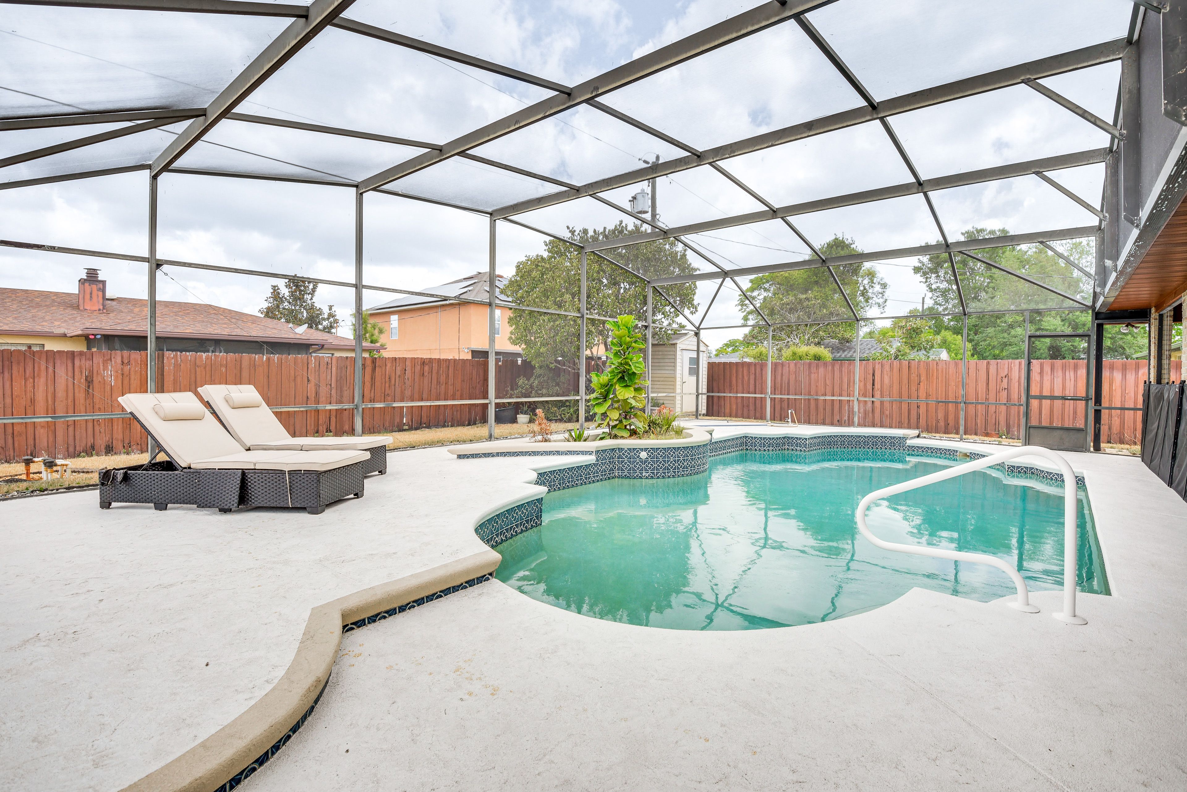 Deltona Vacation Rental | 5BR | 4BA | 1 Step to Enter | 1,760 Sq Ft
