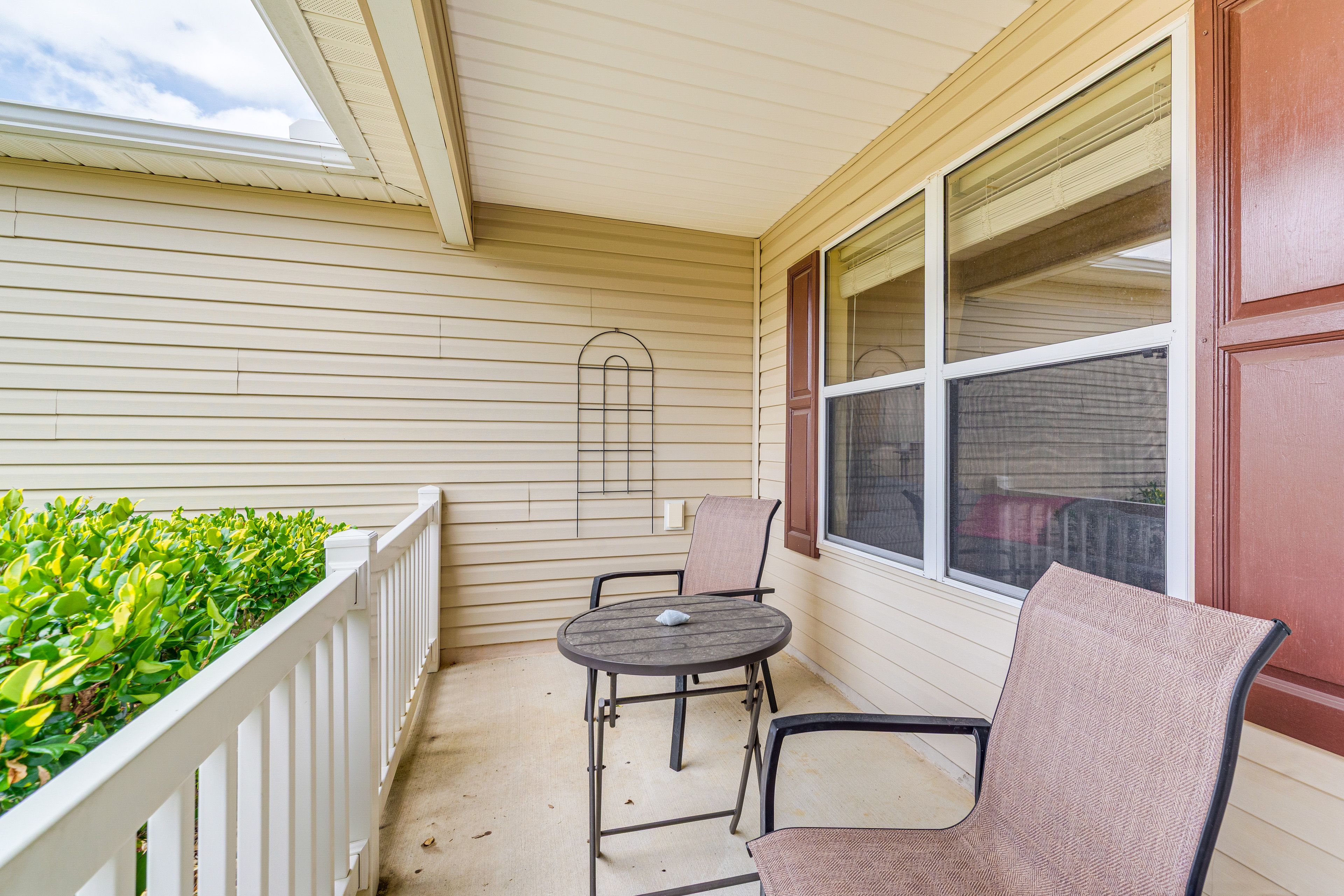 Front Porch | Dining Area
