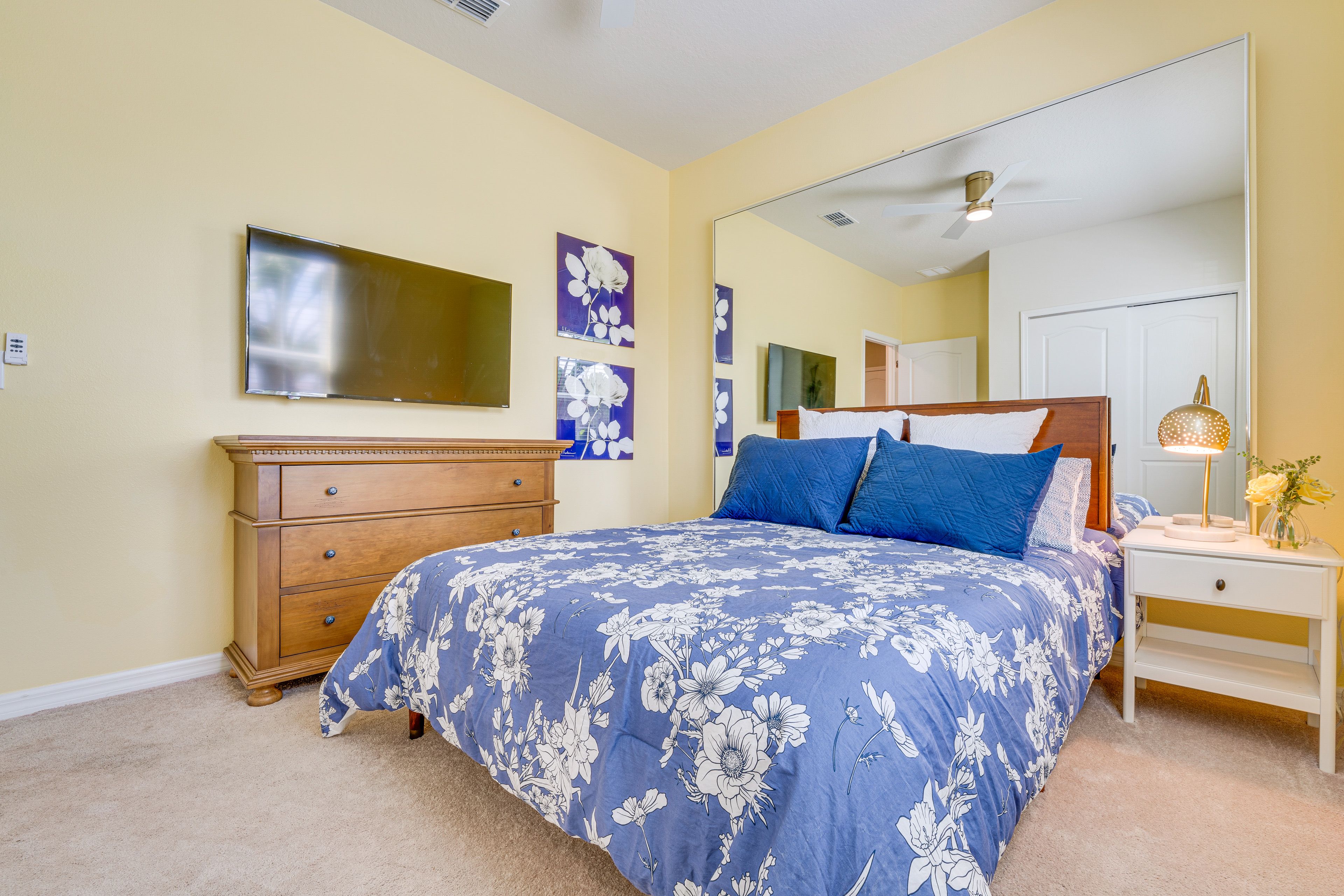 Bedroom 1 | Queen Bed | Smart TV | 1st Floor