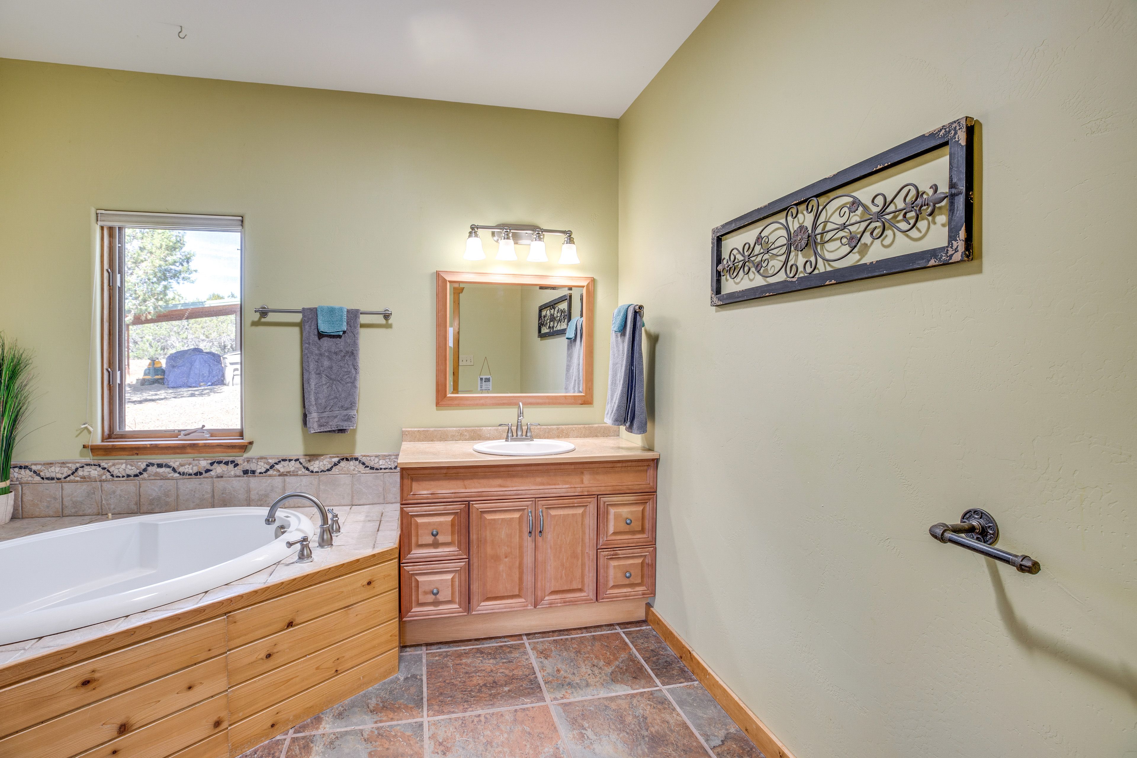 En-Suite Bathroom | Towels & Linens Provided