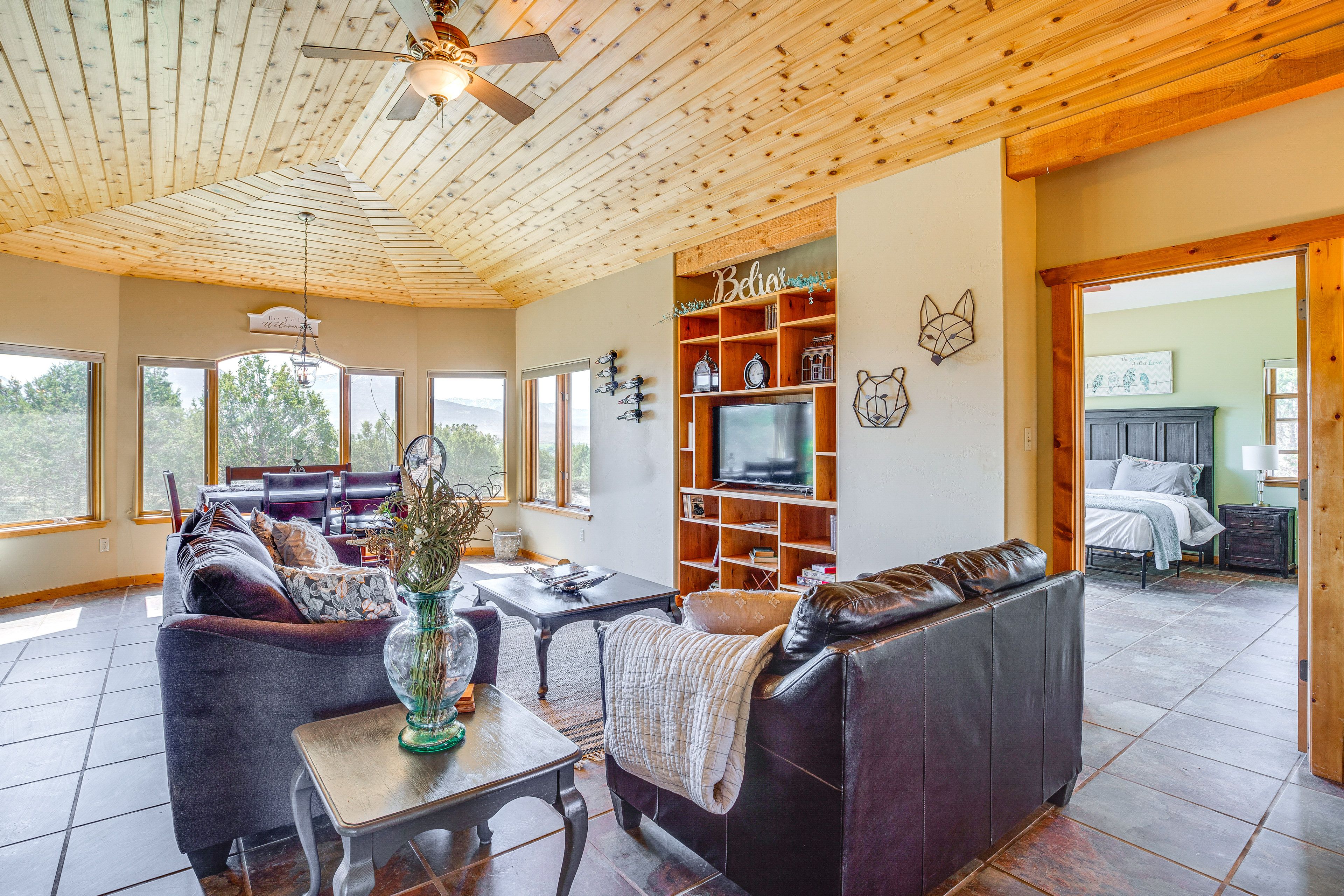 Living Room | Queen Sleeper Sofa | Smart TV | Free WiFi | Single-Story Home