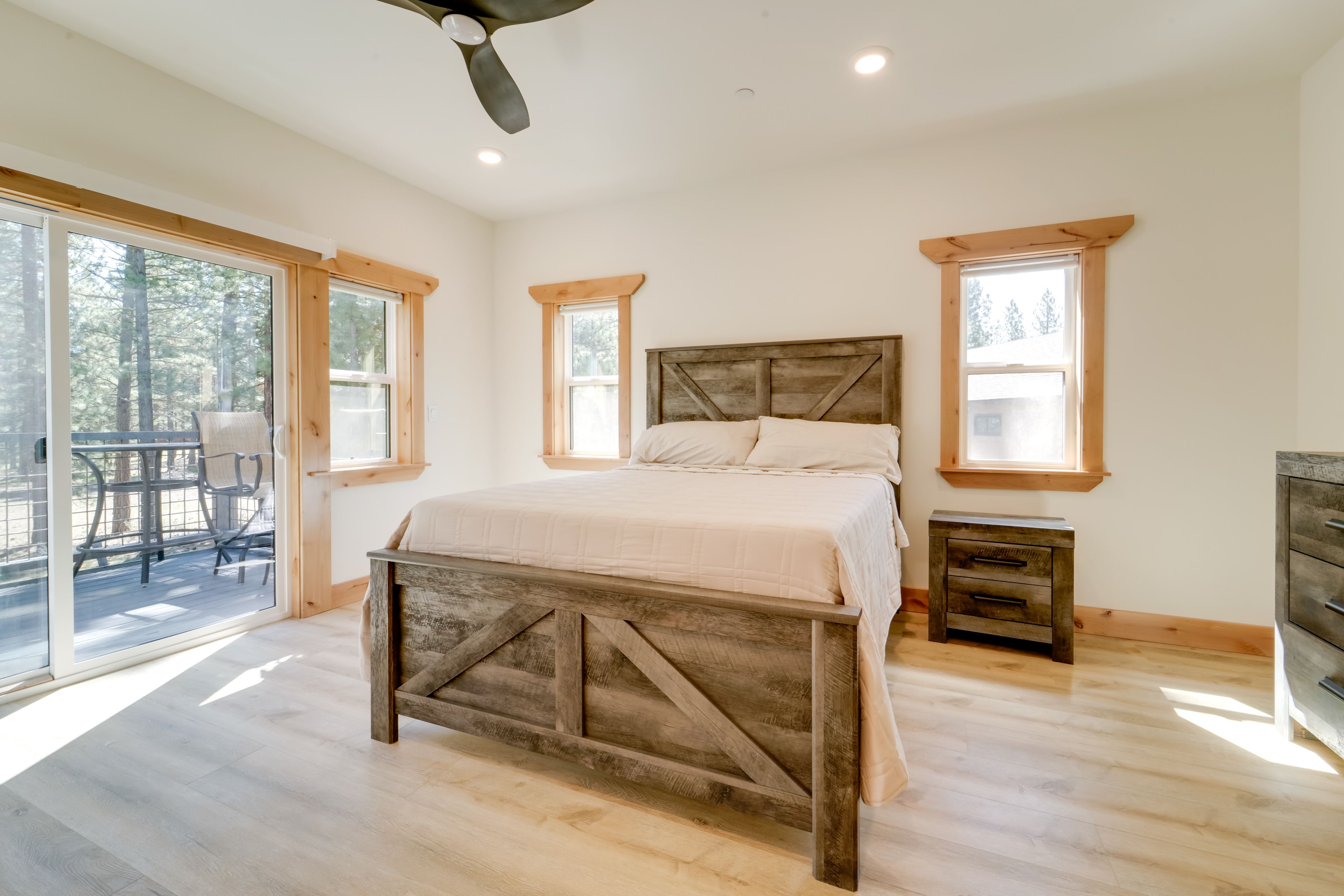 Bedroom 1 | Queen Bed | Main Floor
