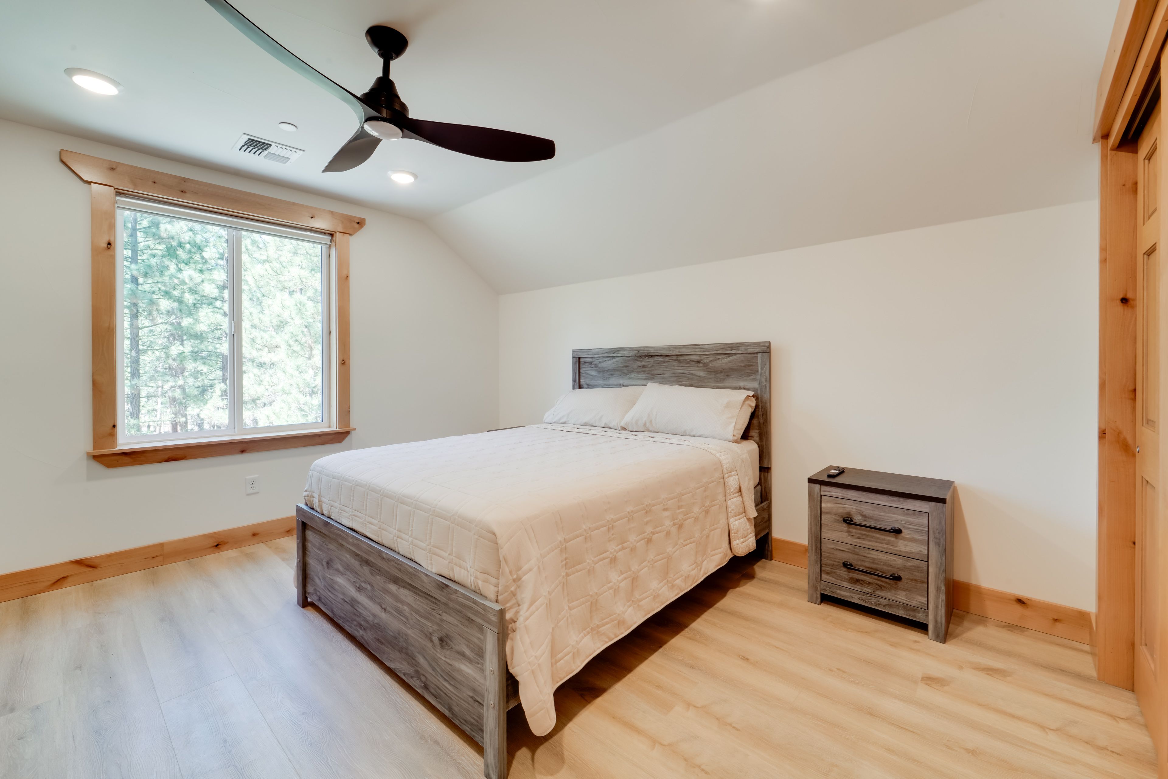 Bedroom 2 | Queen Bed | Upper Floor
