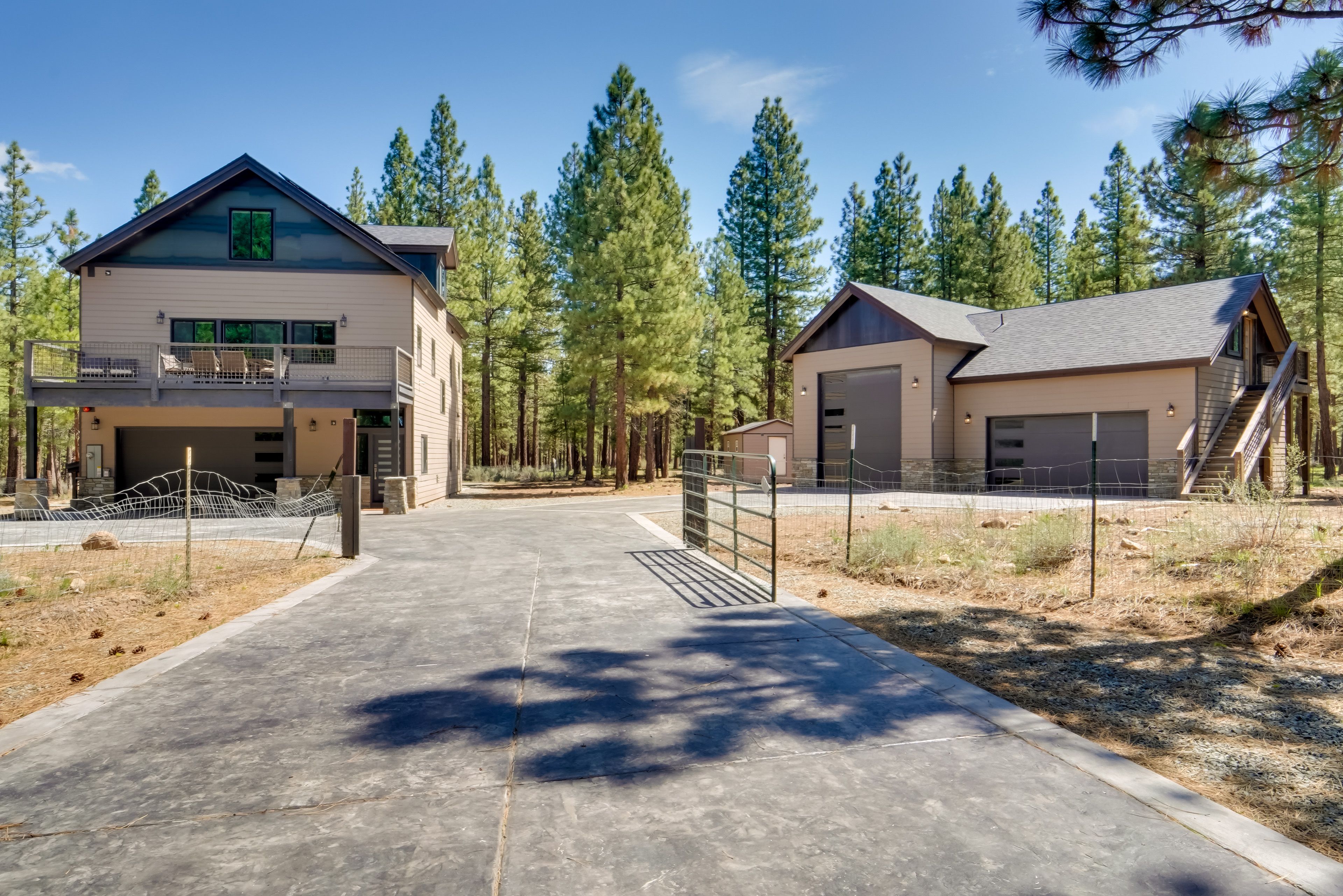 Driveway (10 Vehicles) | Garage (2 Vehicles) | RV/Trailer Parking