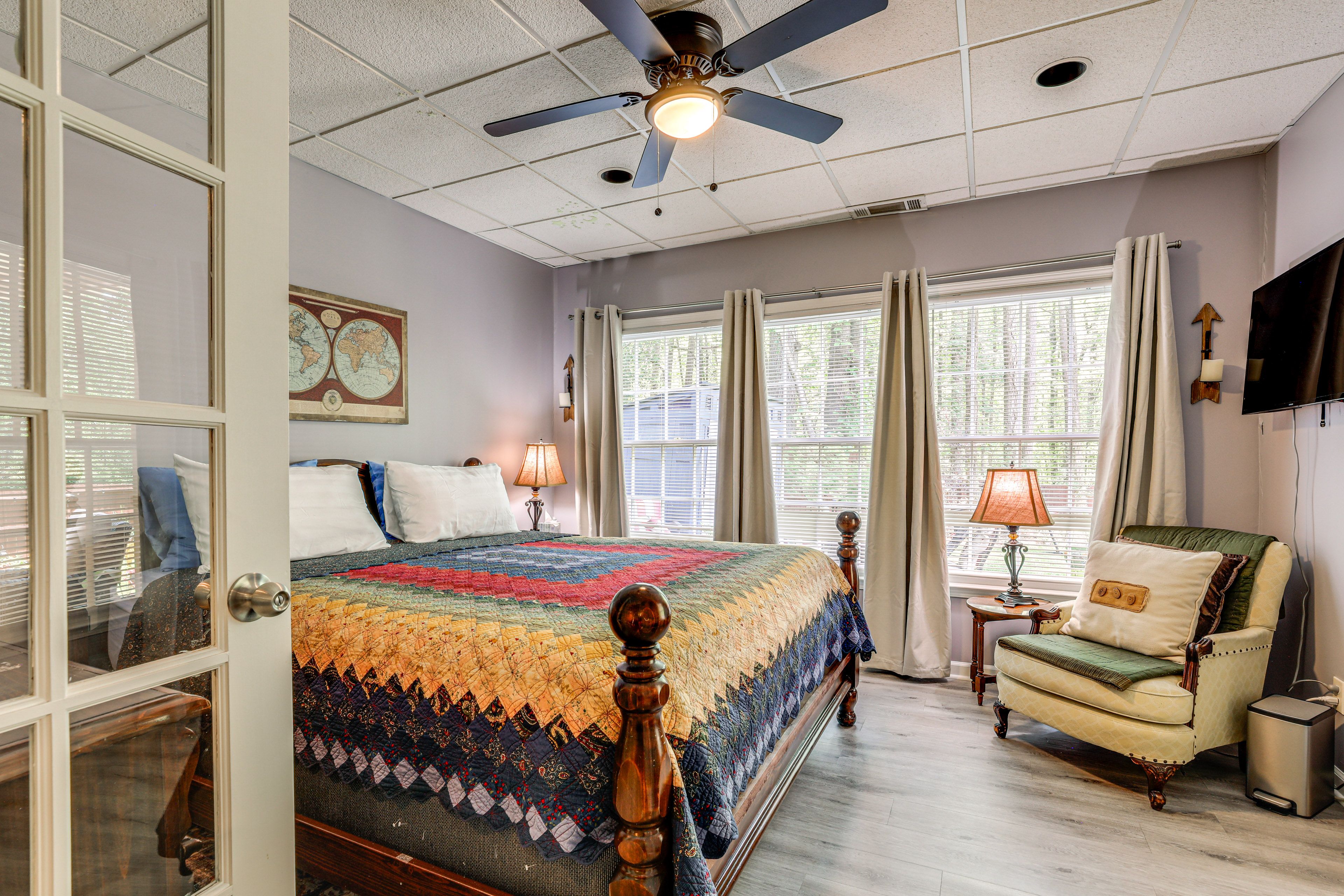 Bedroom | King Bed | Linens Provided