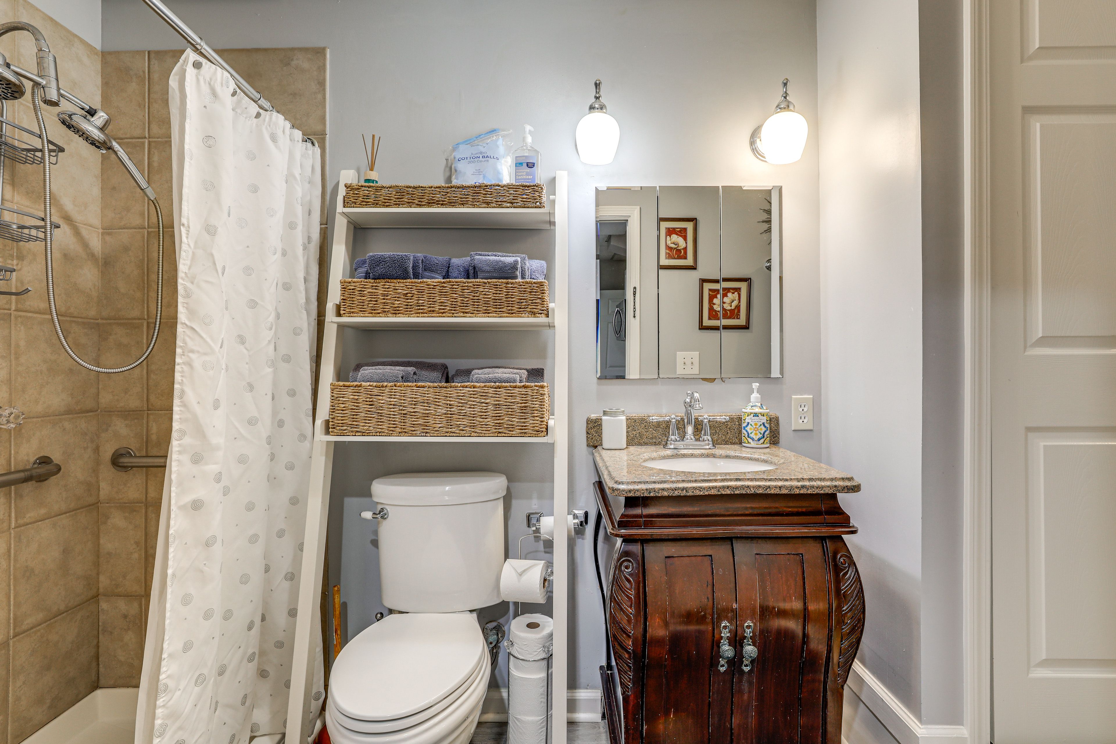 Full Bathroom | 1 Step to Access | Towels Provided