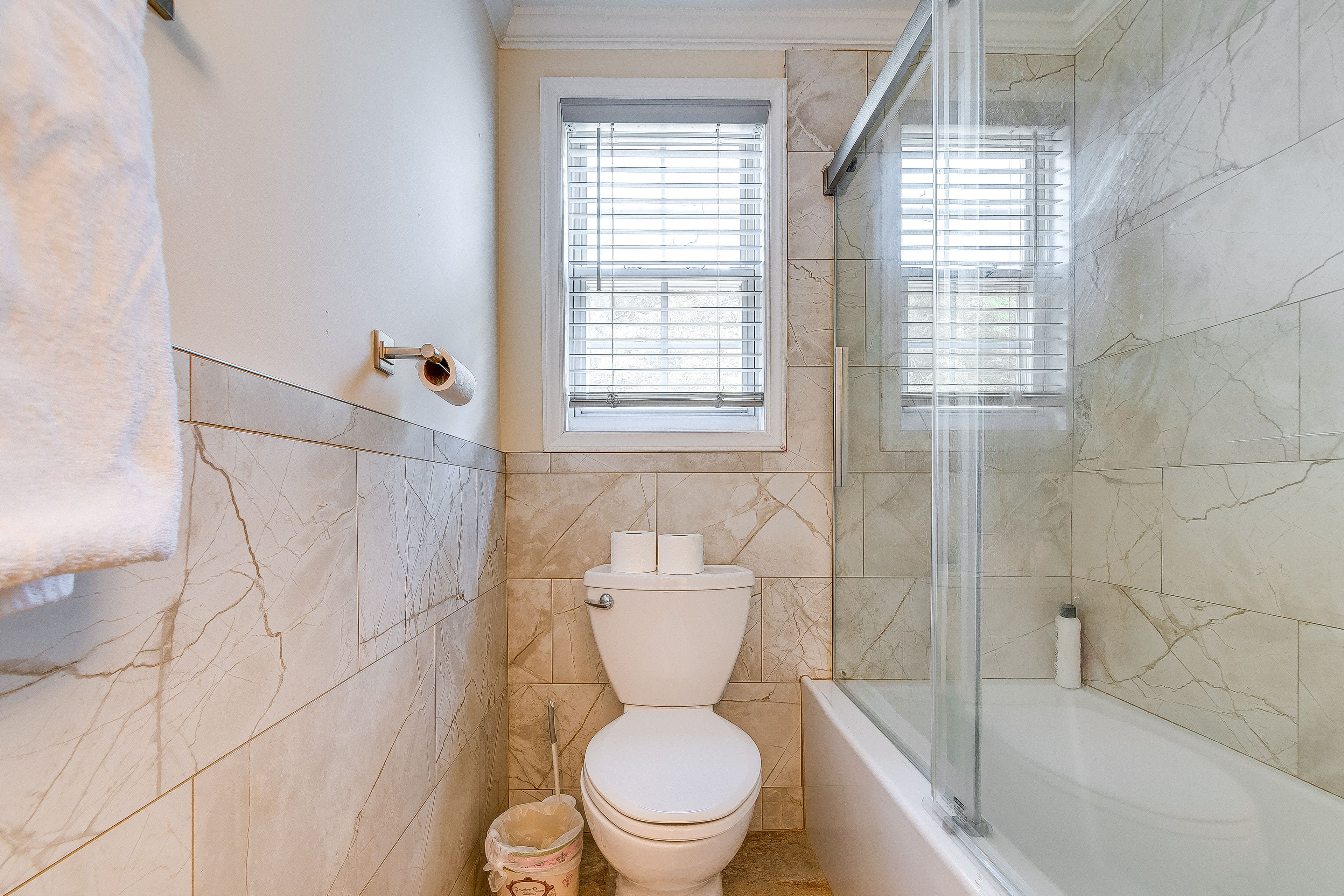 Full Bathroom | 2nd Floor | Towels Provided