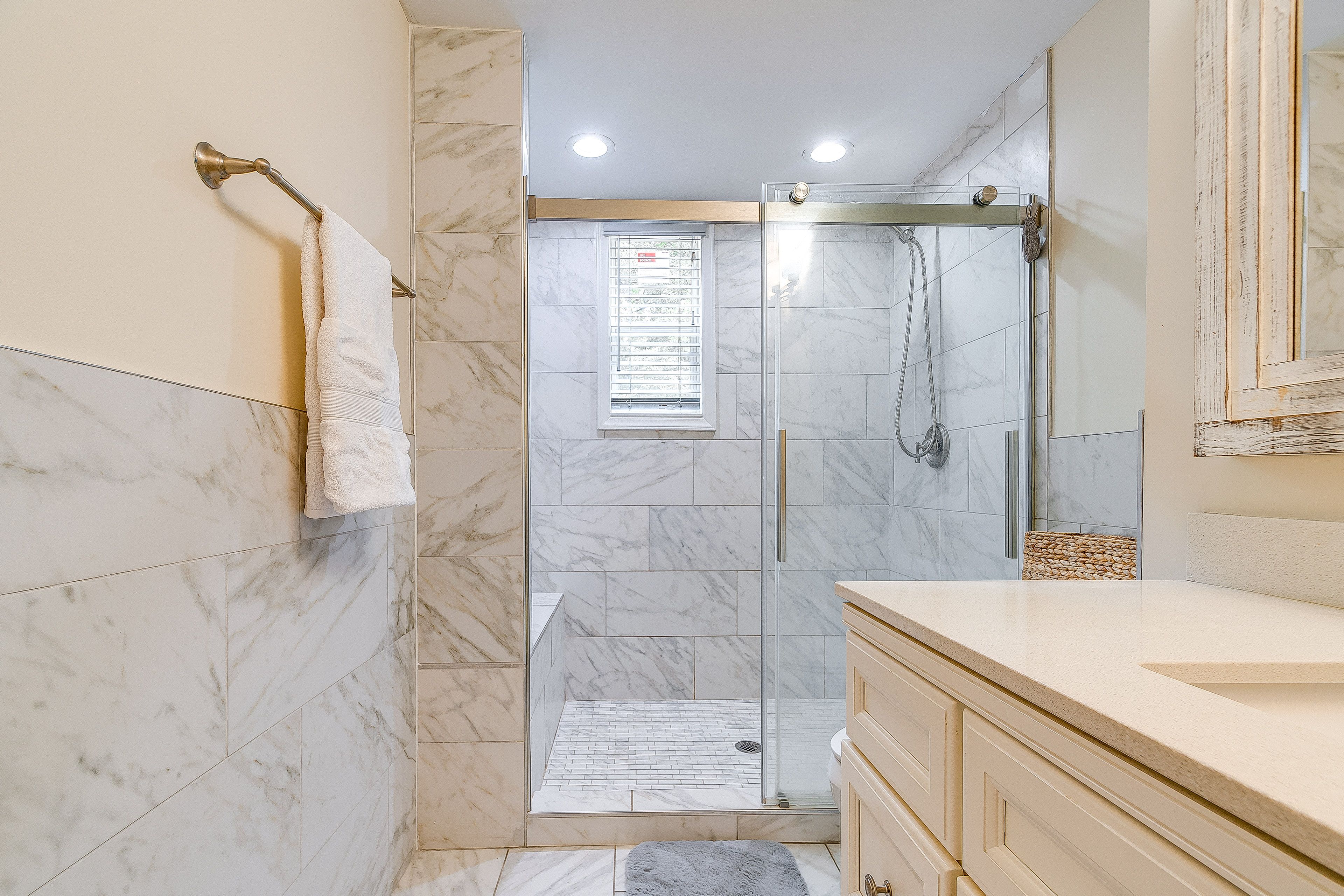 Full Bathroom | 2nd Floor | Towels Provided
