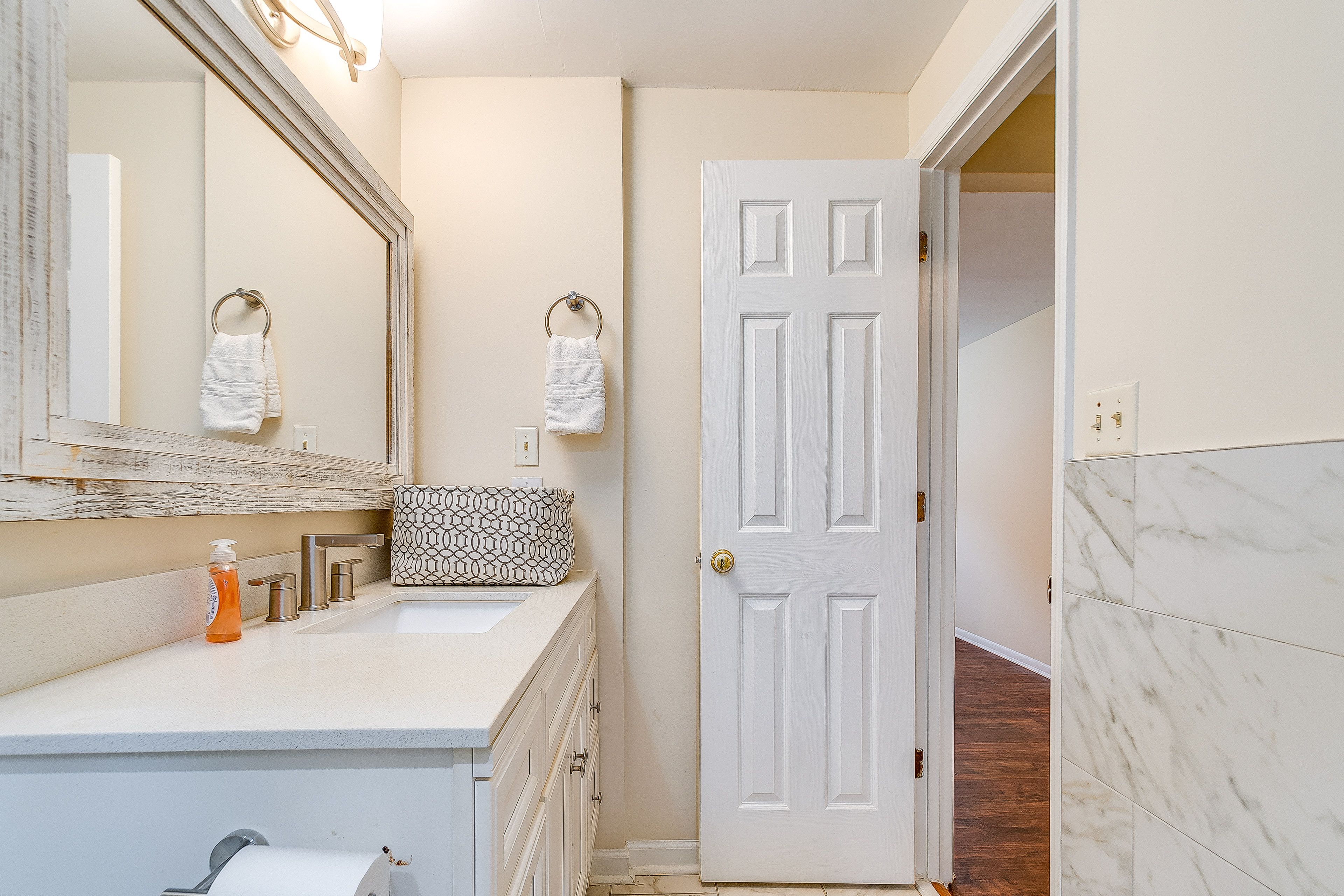 Half Bathroom | 1st Floor | Towels Provided