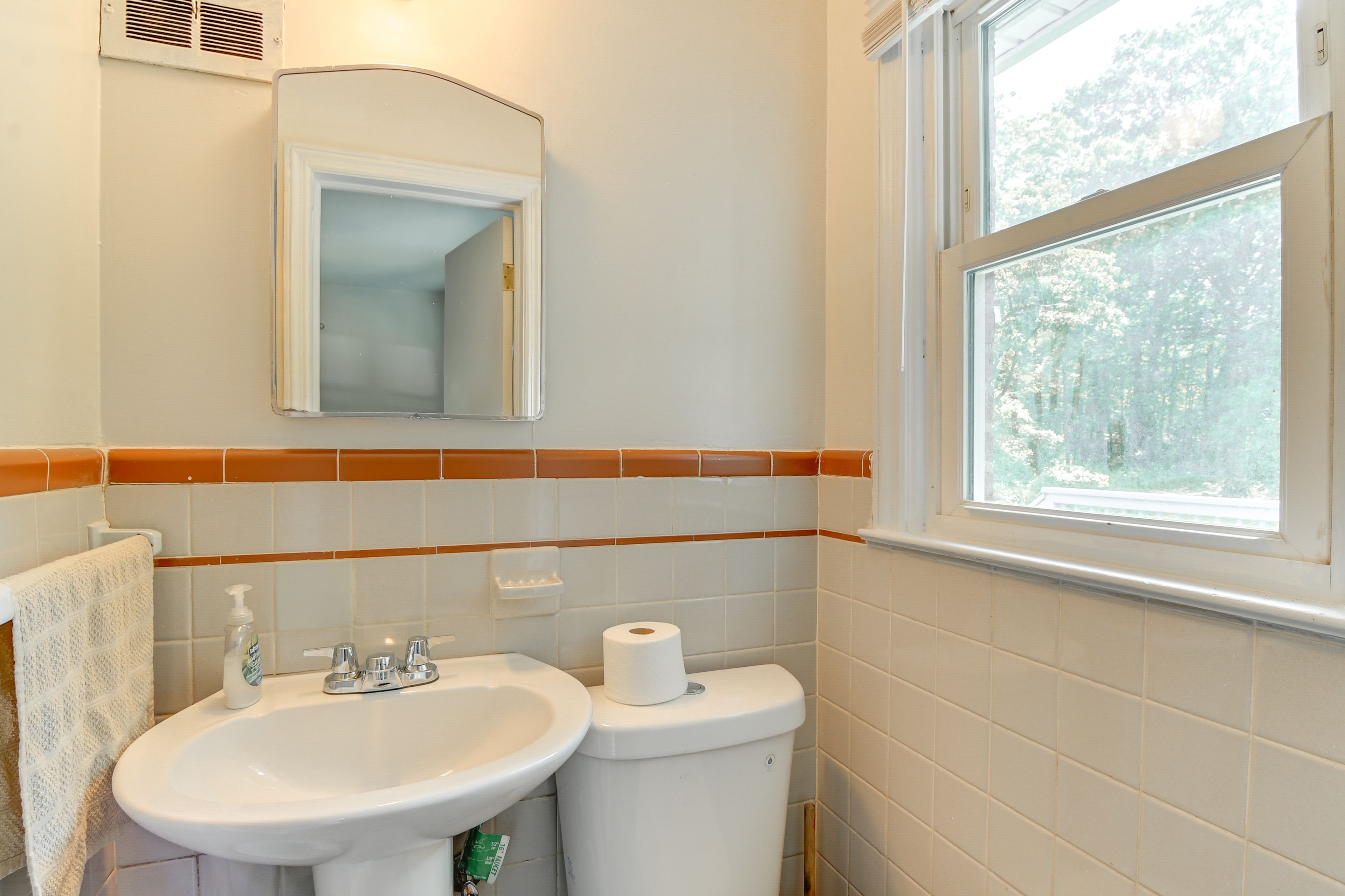 En-Suite Bathroom | Towels & Linens Provided