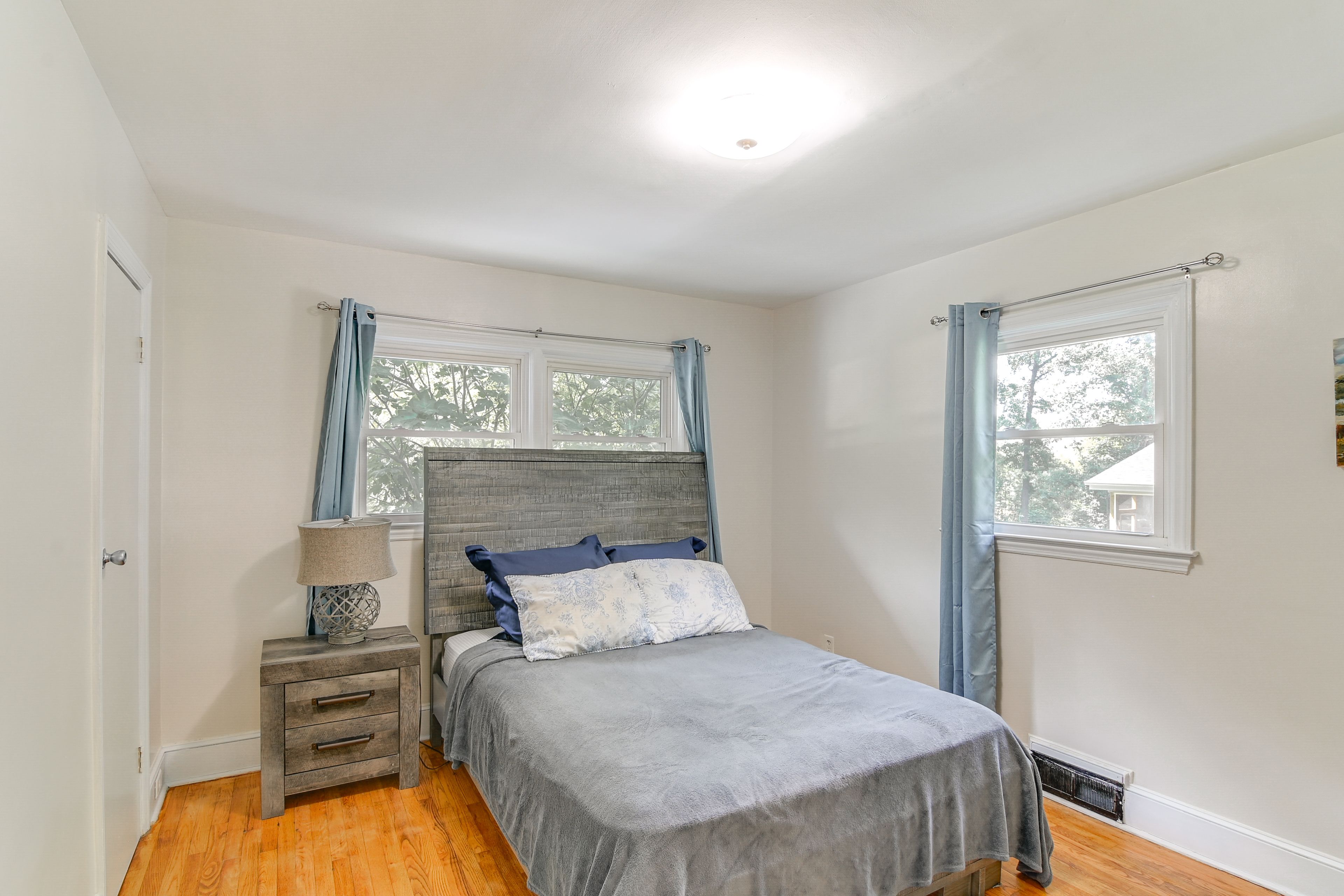 Bedroom 1 | Queen Bed | En-Suite Bathroom