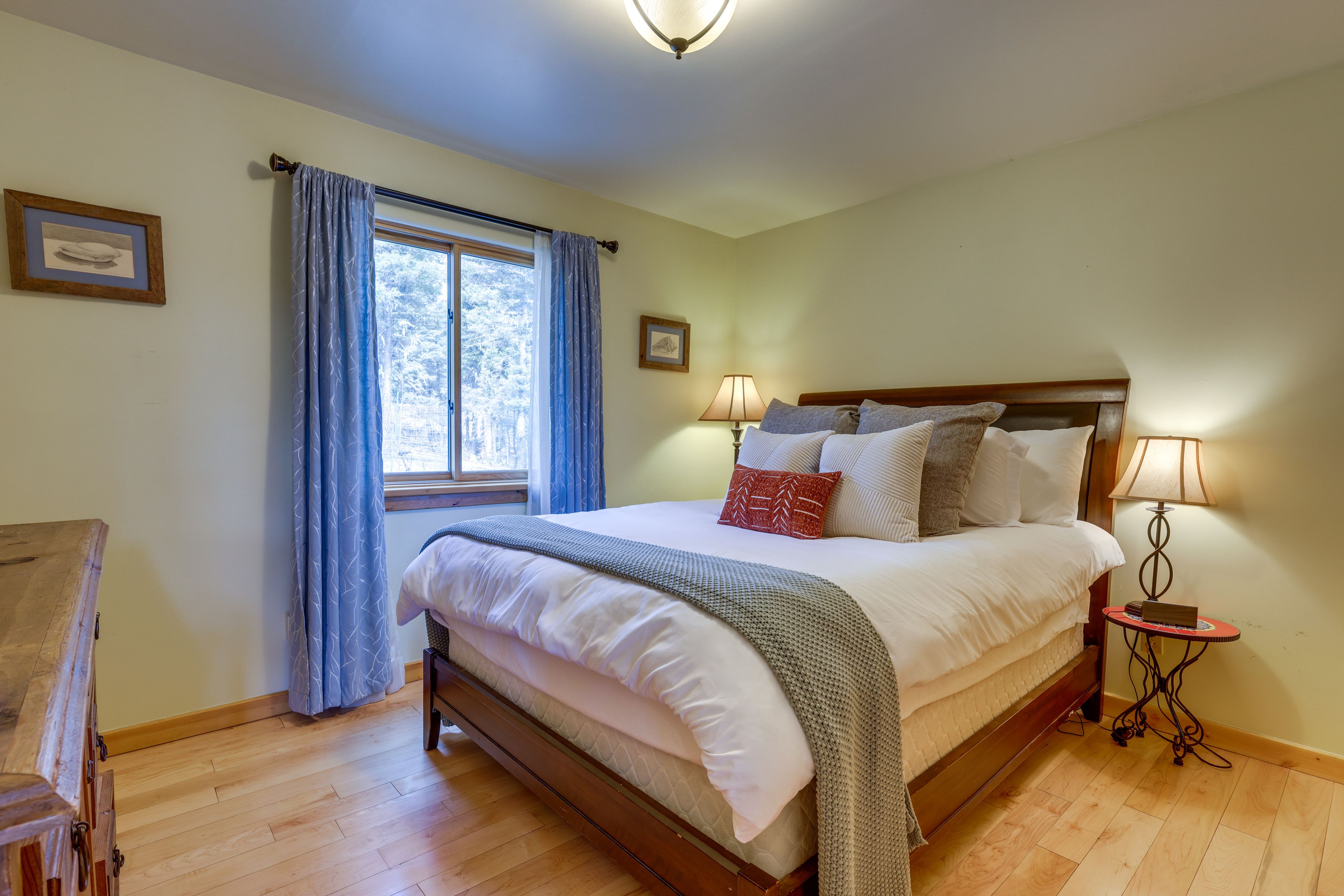 Bedroom 2 | Queen Bed | 1st Floor