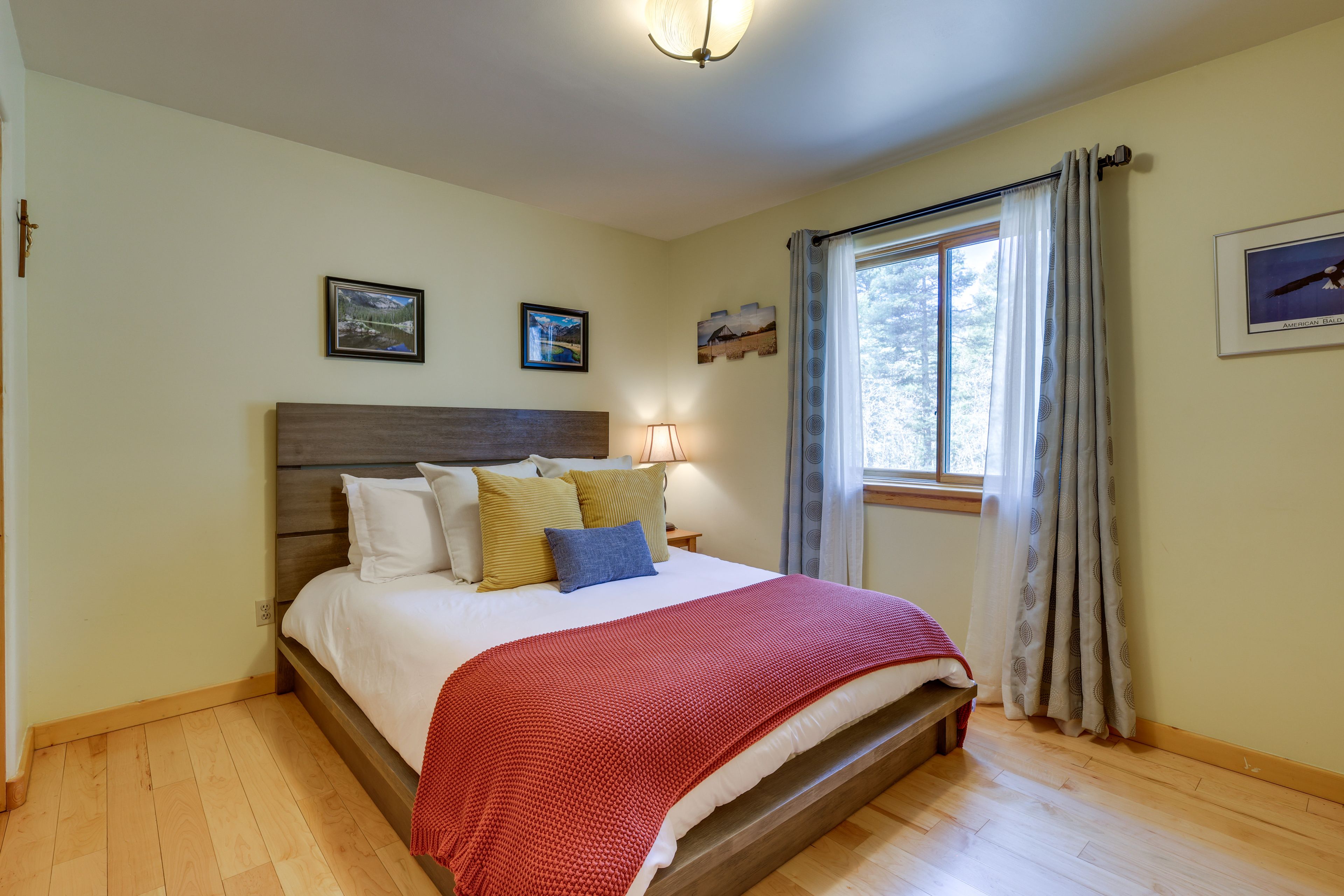 Bedroom 1 | Queen Bed | Linens | 1st Floor
