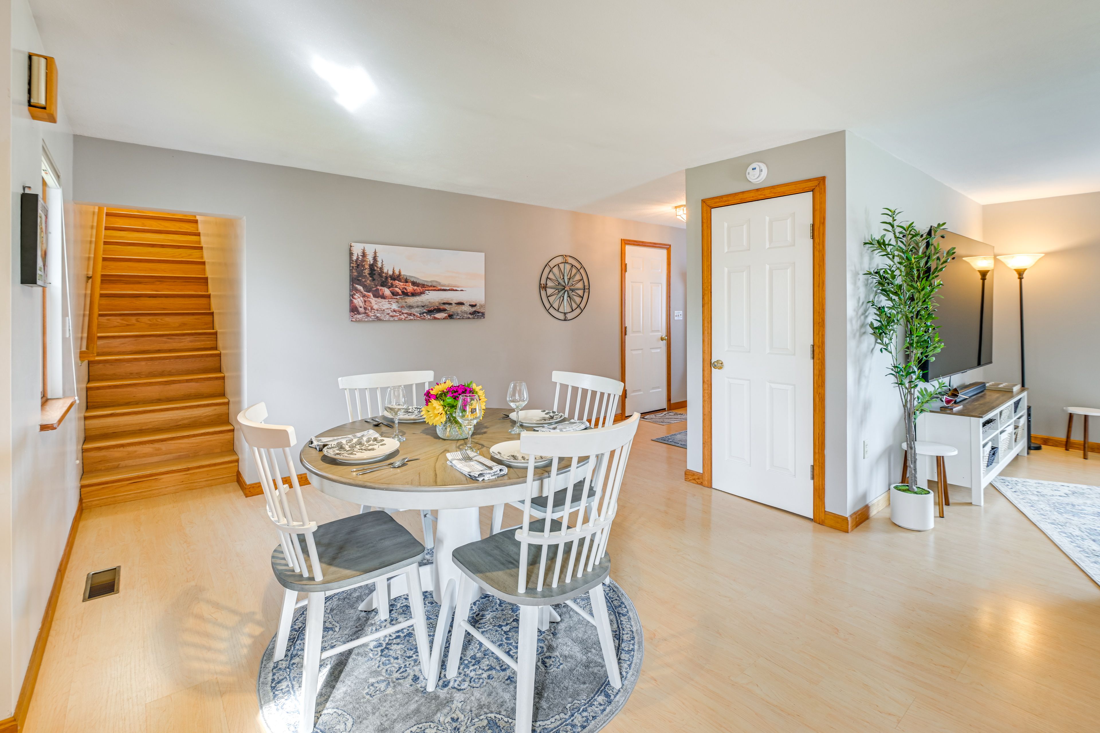 Dining Area | Dishware/Flatware Provided | 1st Floor