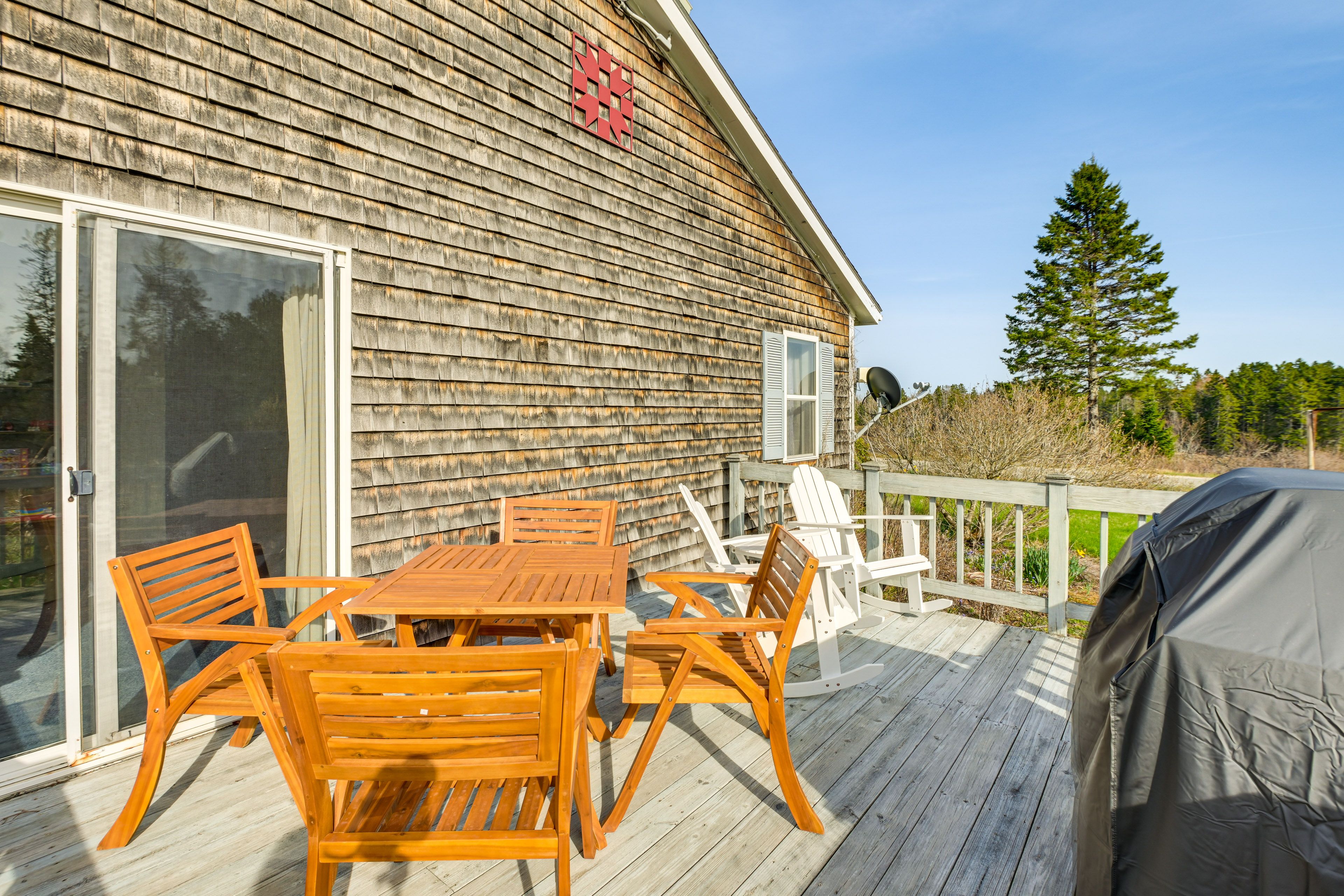 Deck | Gas Grill | Outdoor Dining Area