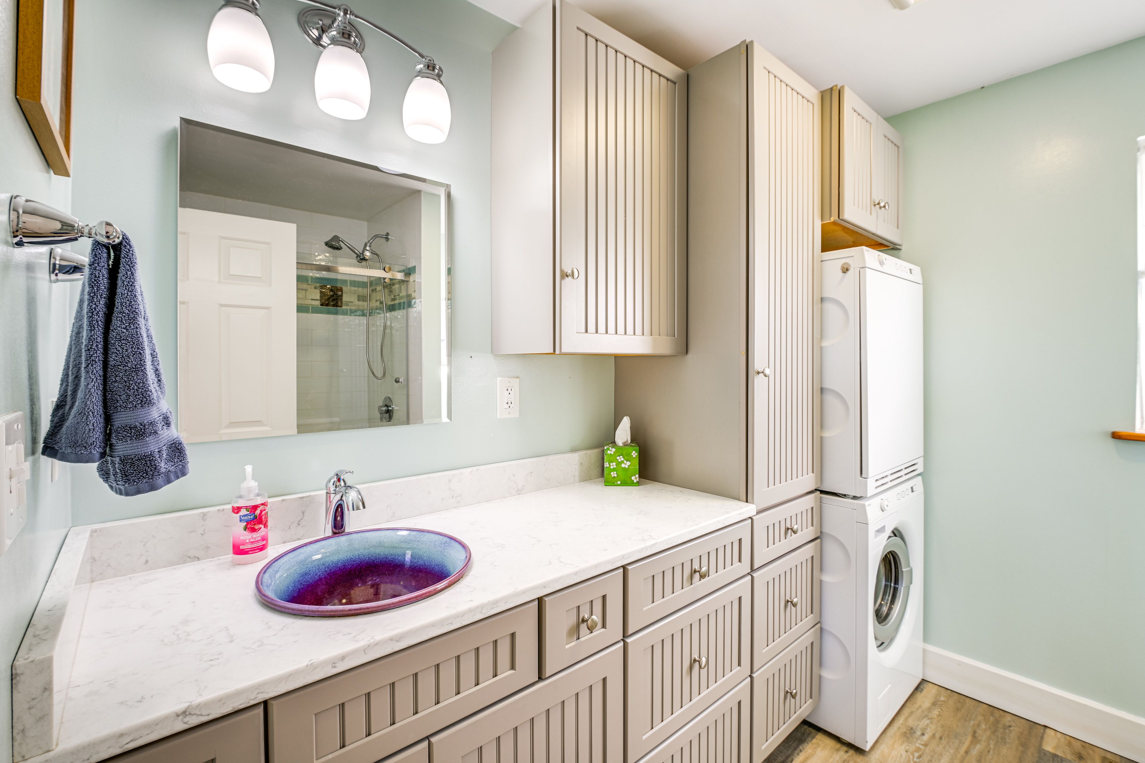 Bathroom | Shower/Bathtub | Washer/Dryer | 1st Floor