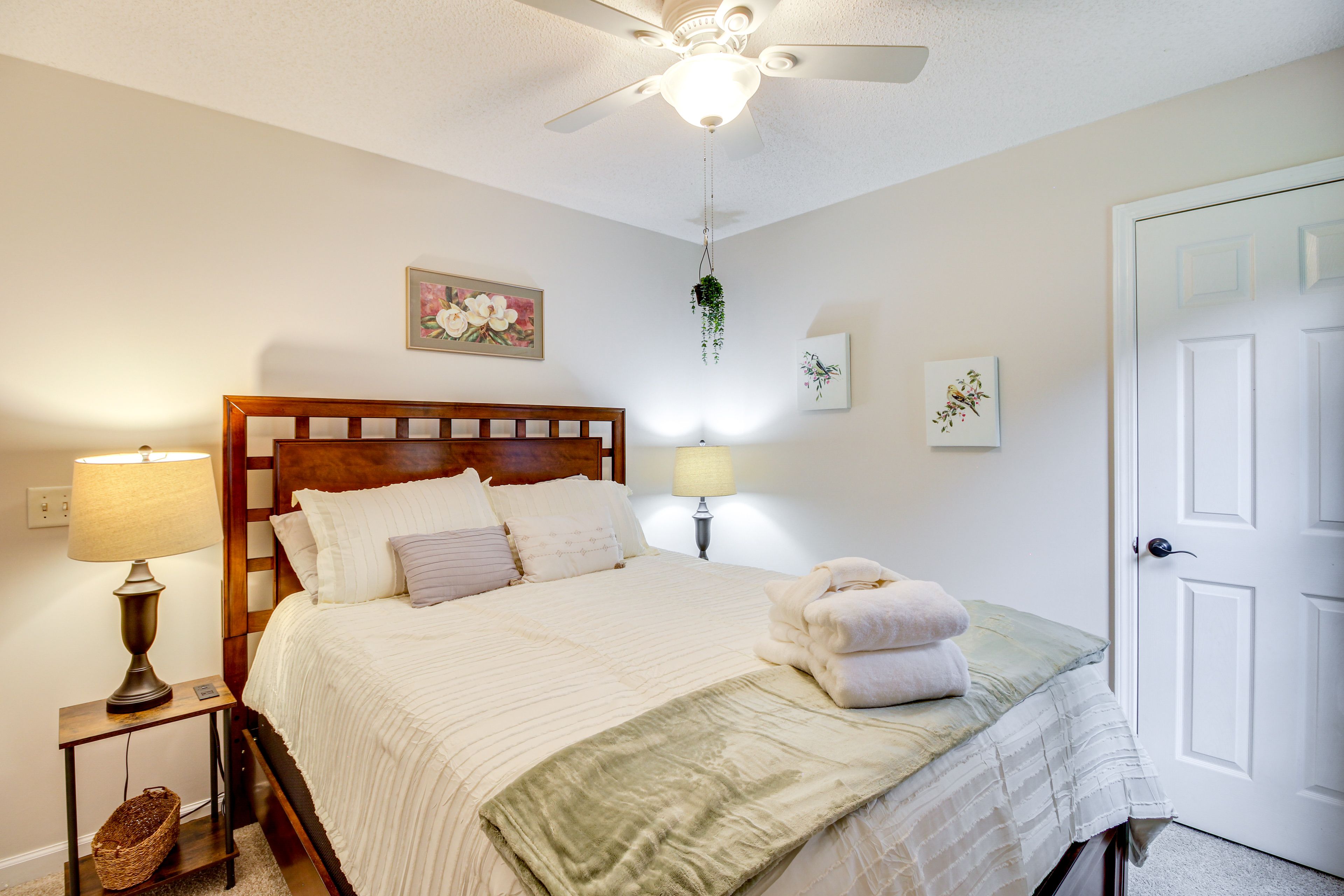 Bedroom 2 | Queen Bed