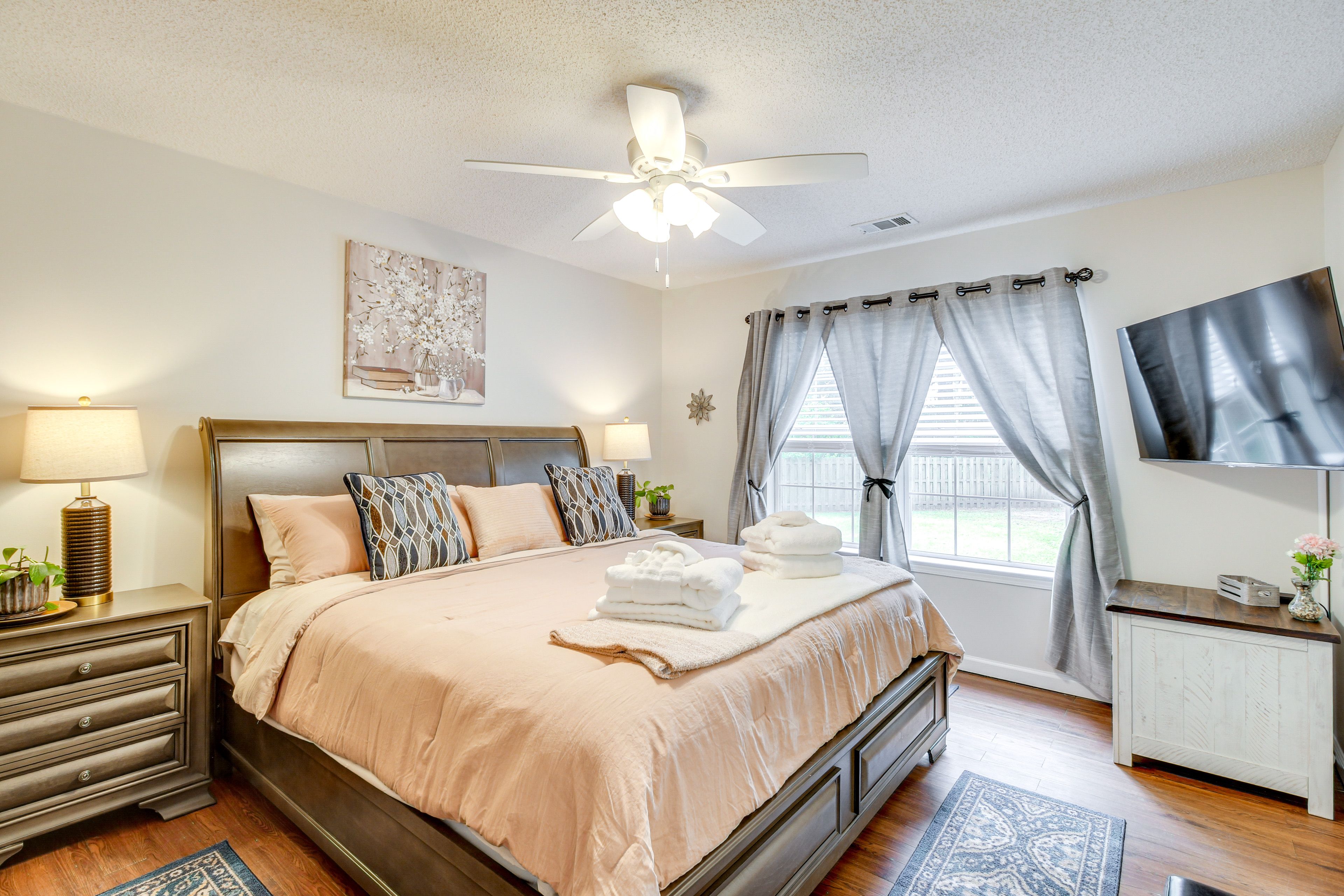 Bedroom 1 | King Bed | Linens Provided