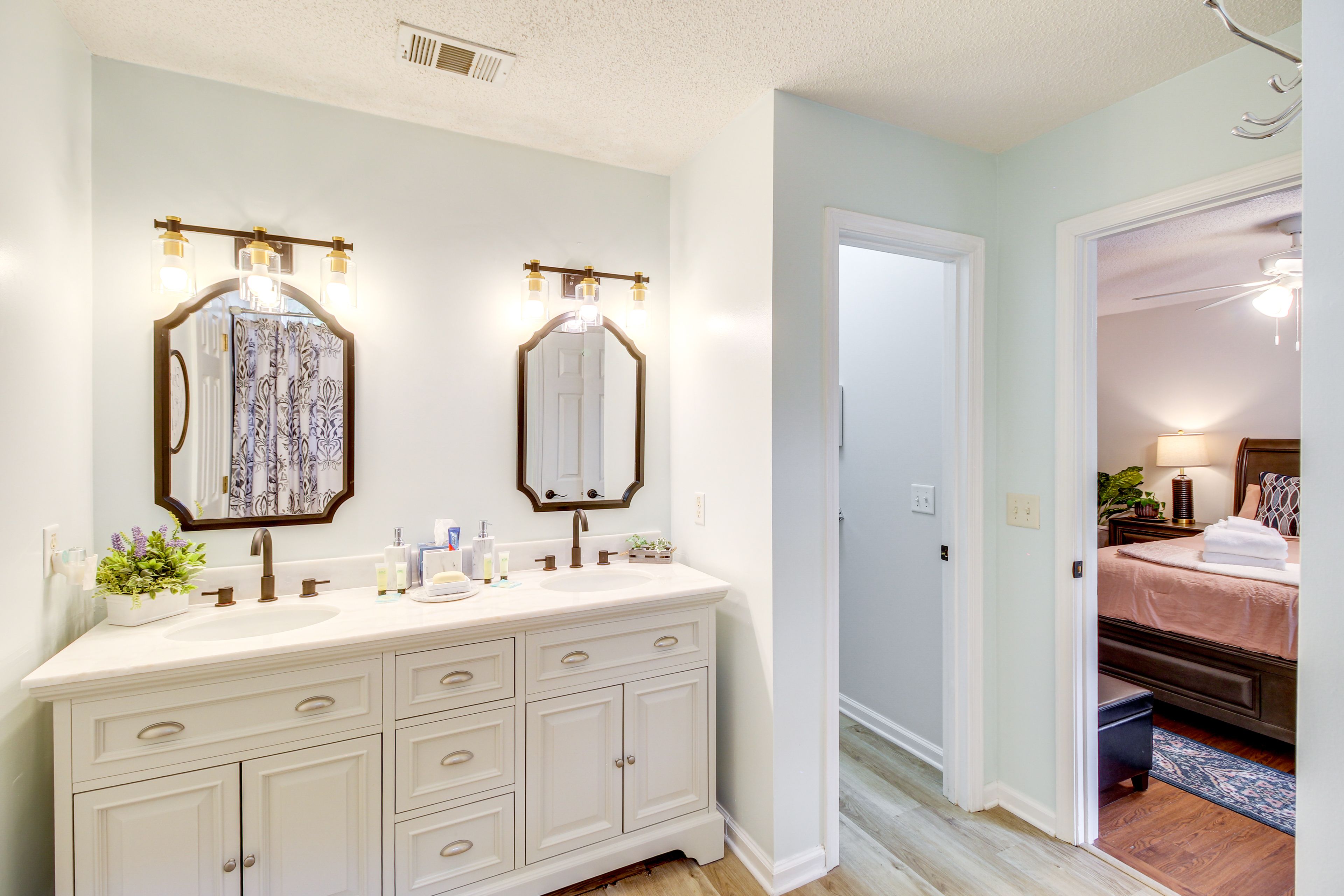 Full Bathroom | Towels Provided