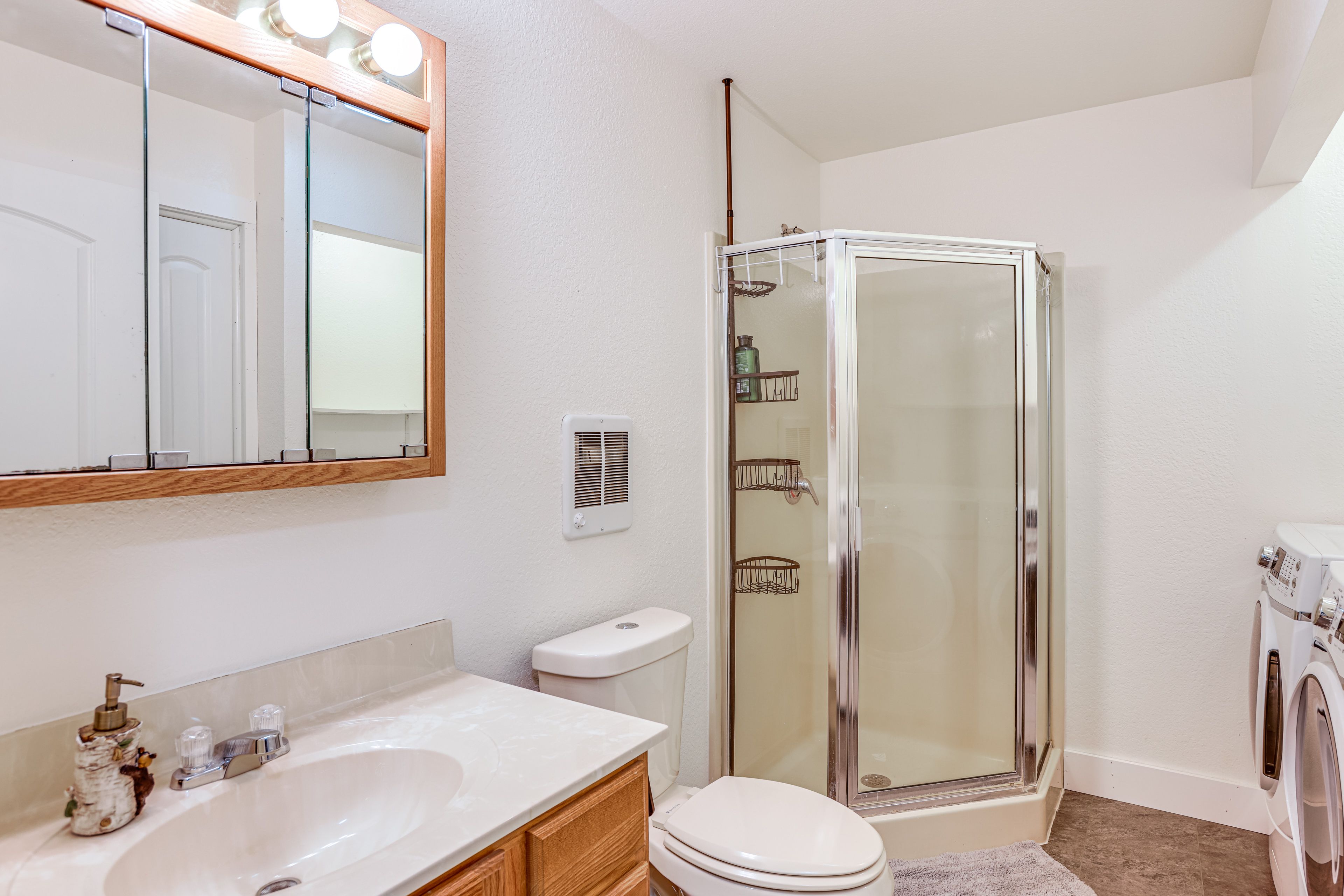 Full Bathroom | Towels Provided | Washer & Dryer