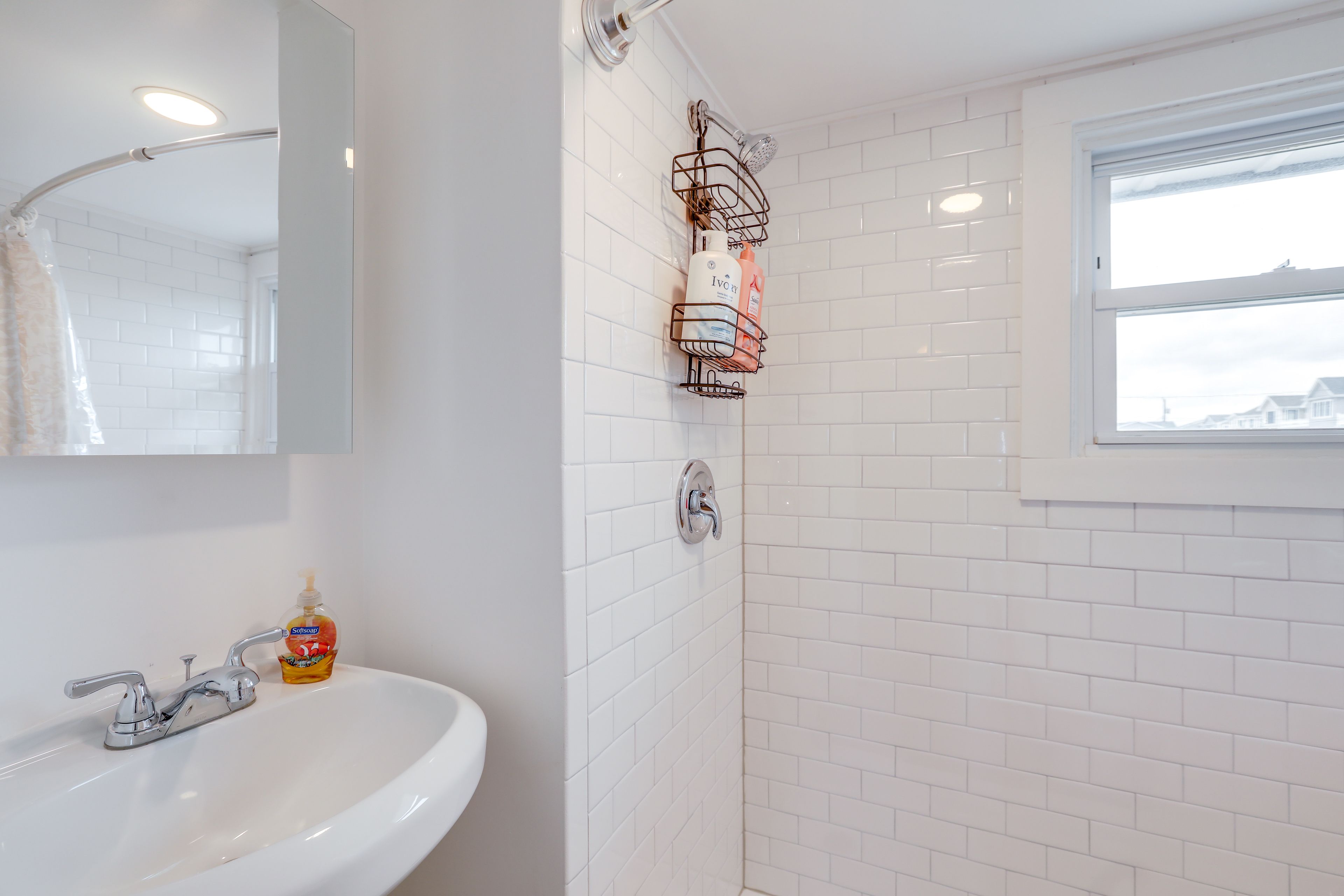 Full Bathroom | Shampoo | 1st Floor