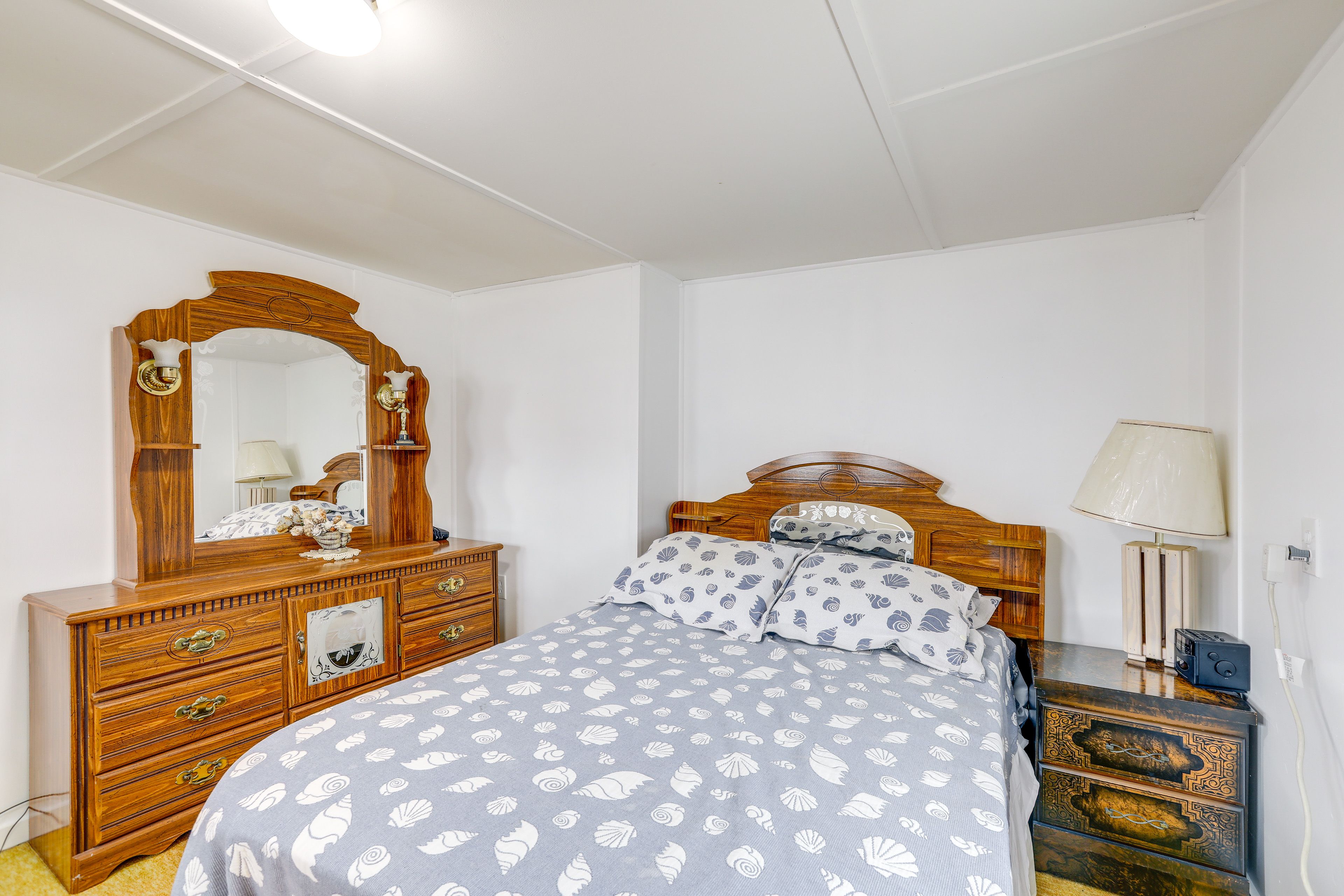 Bedroom 1 | Queen Bed | 1st Floor