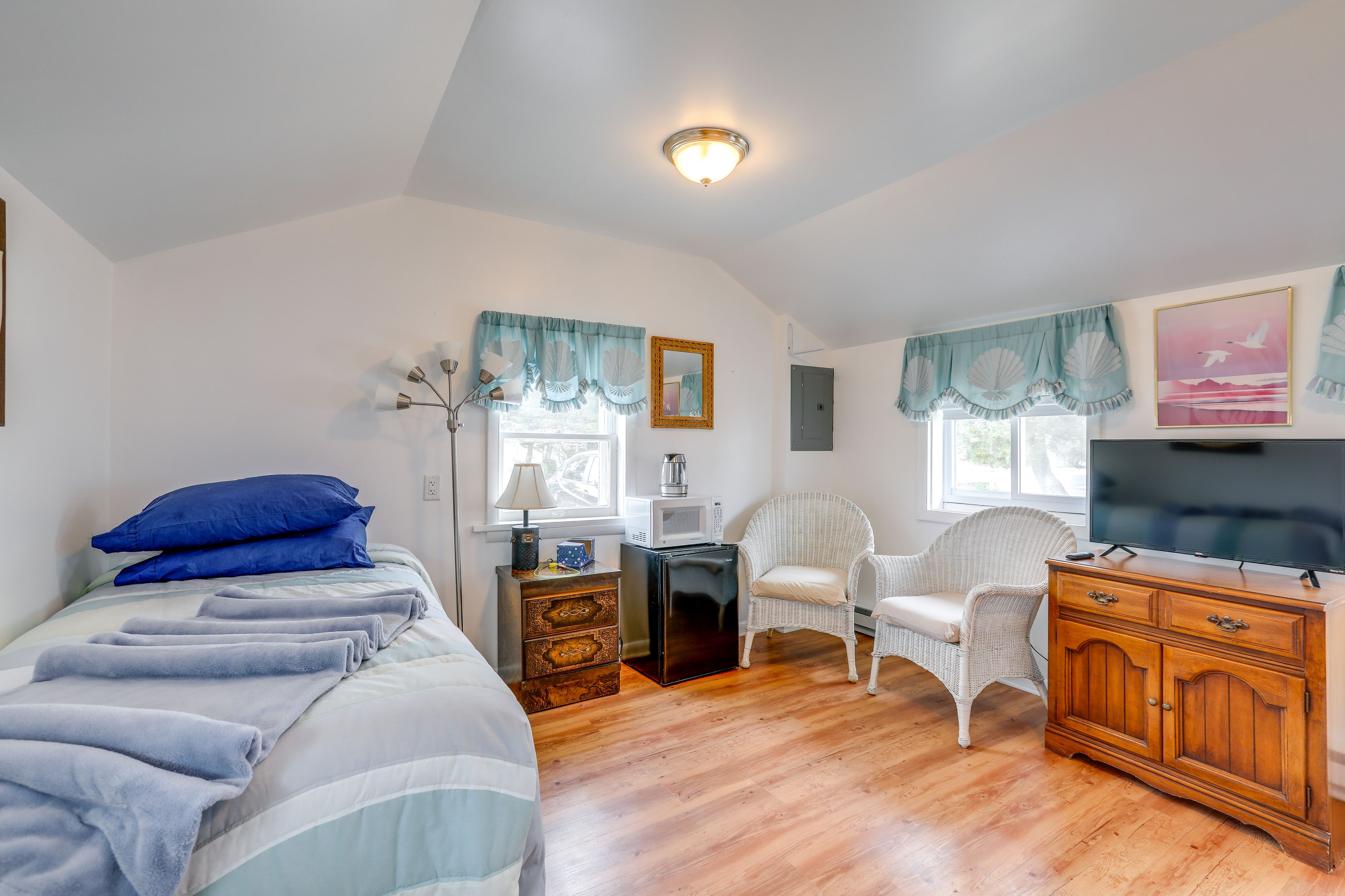 Living Room | Free WiFi | Roku TV | Window A/C Unit | Twin Bed