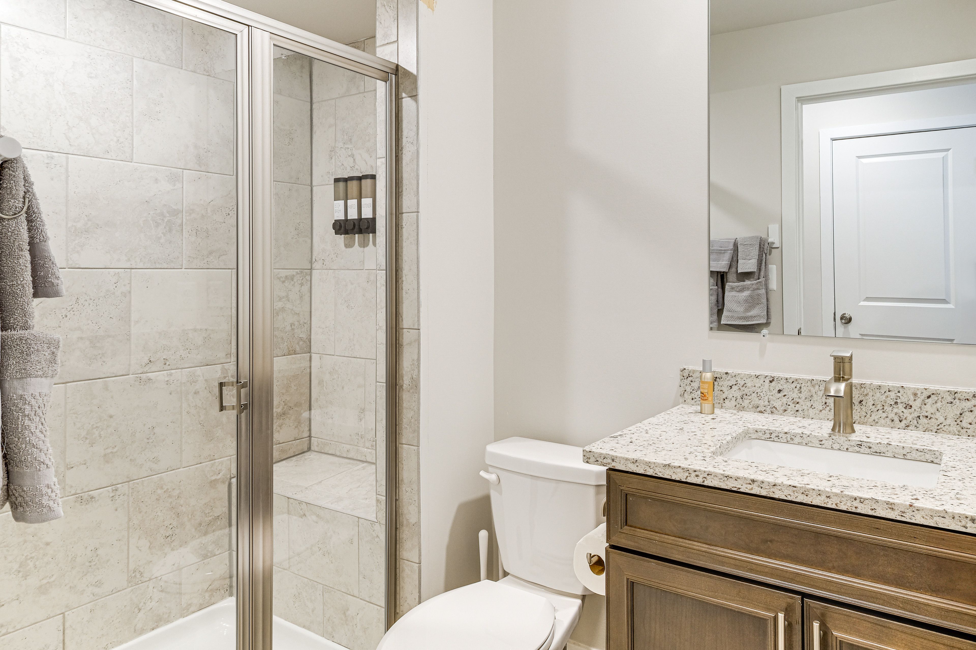 Full Bathroom | 3rd Floor | Towels Provided