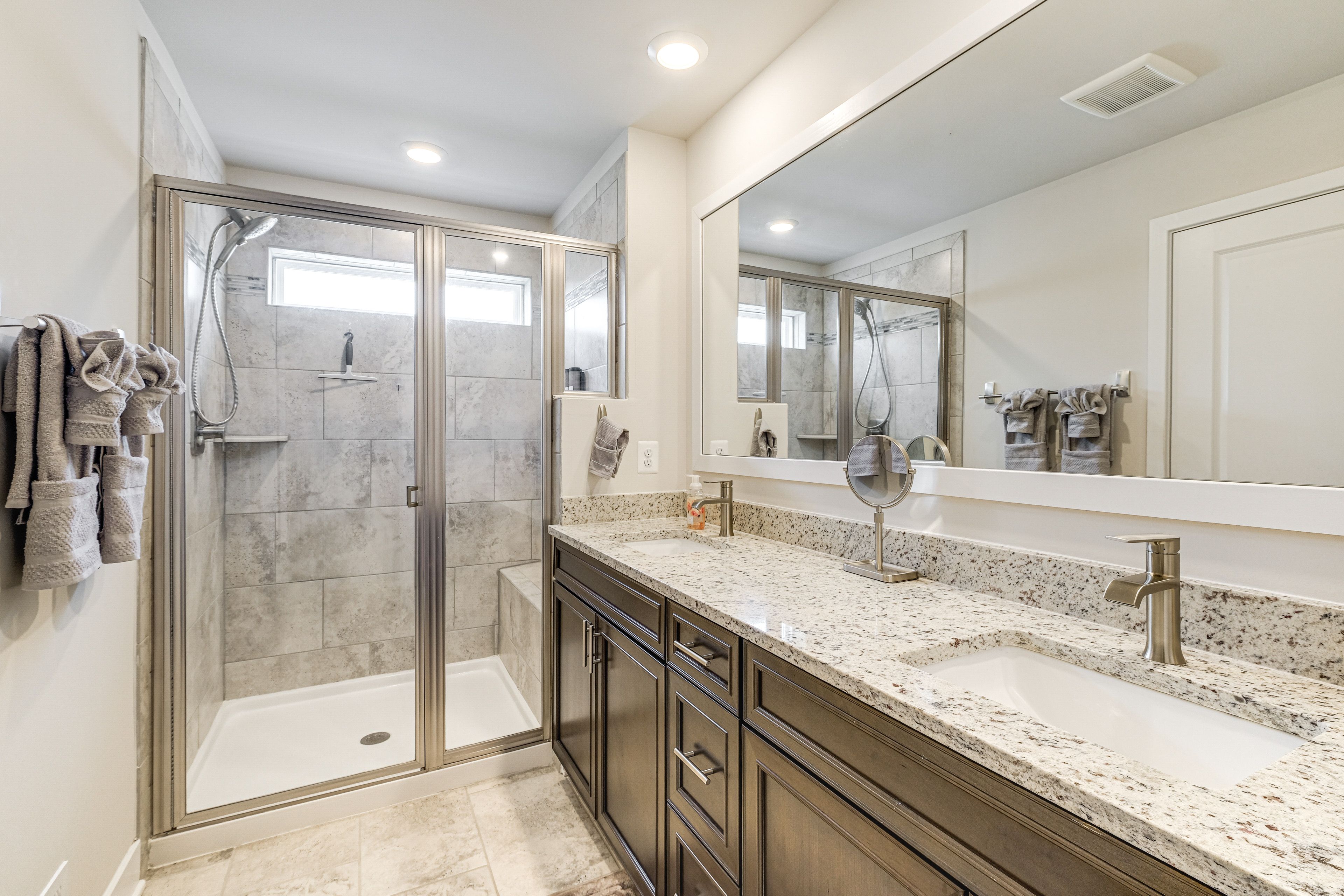 Full Bathroom | 3rd Floor | Towels Provided