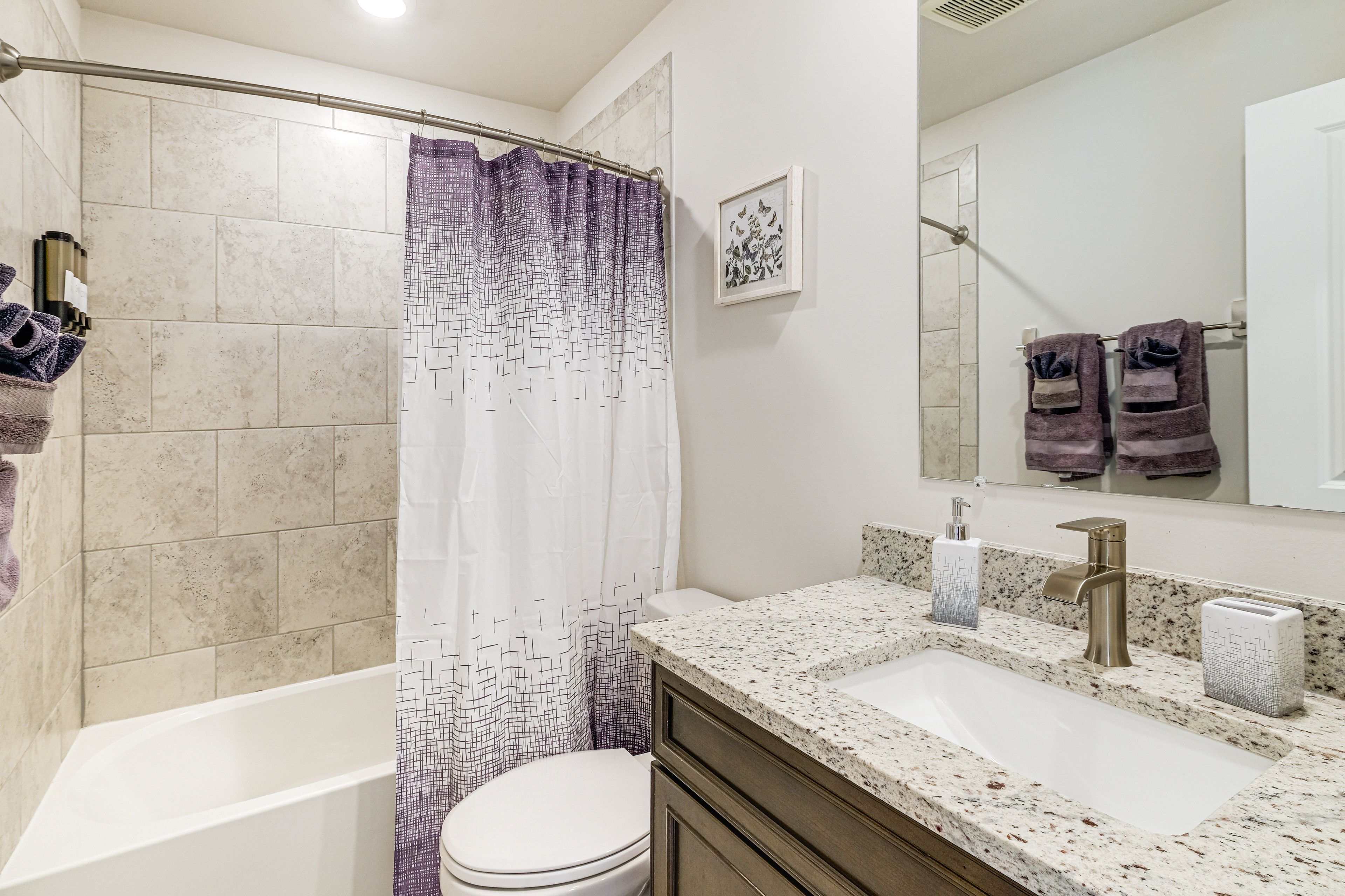Full Bathroom | 3rd Floor | Towels Provided