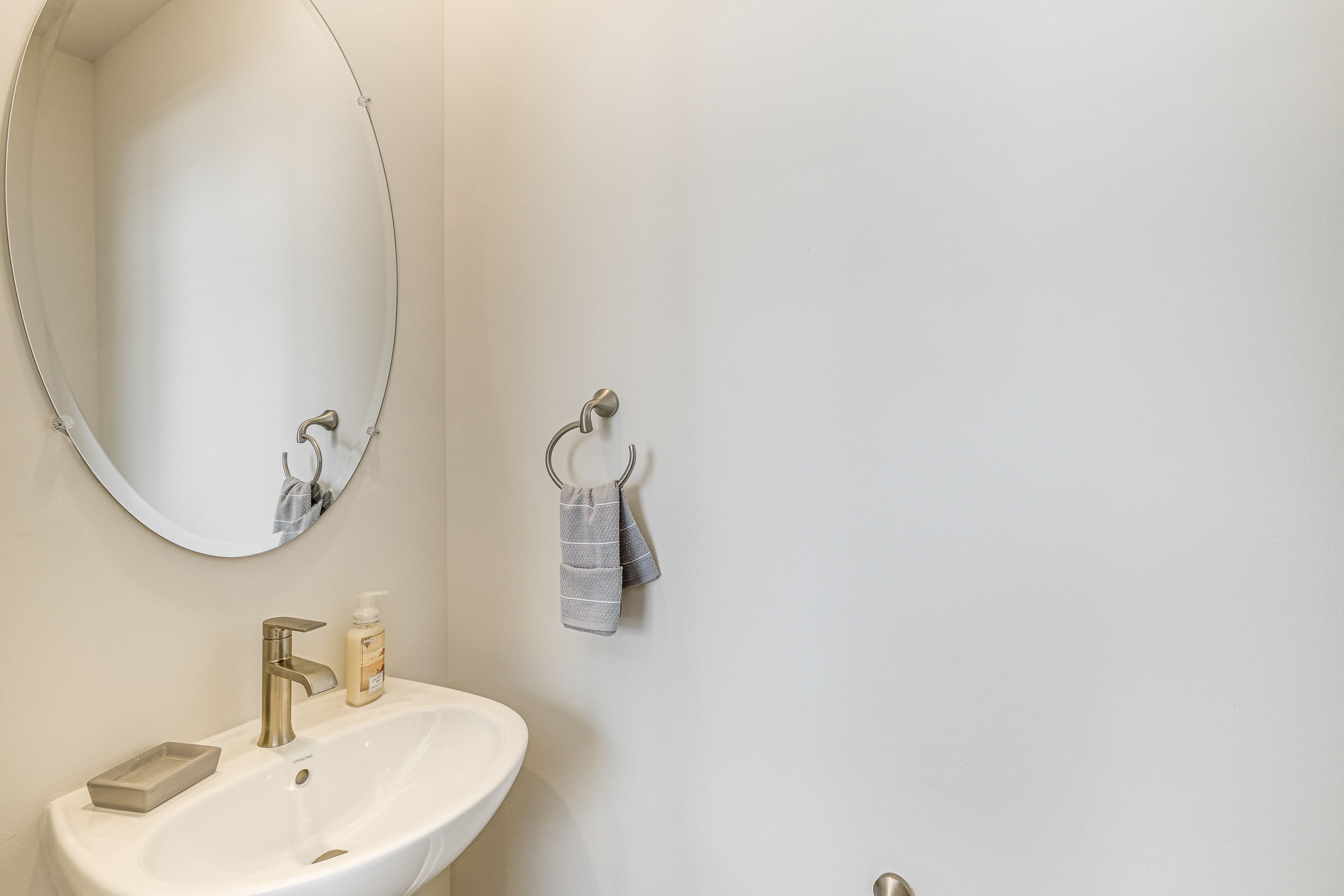 Half Bathroom | 2nd Floor | Towels Provided