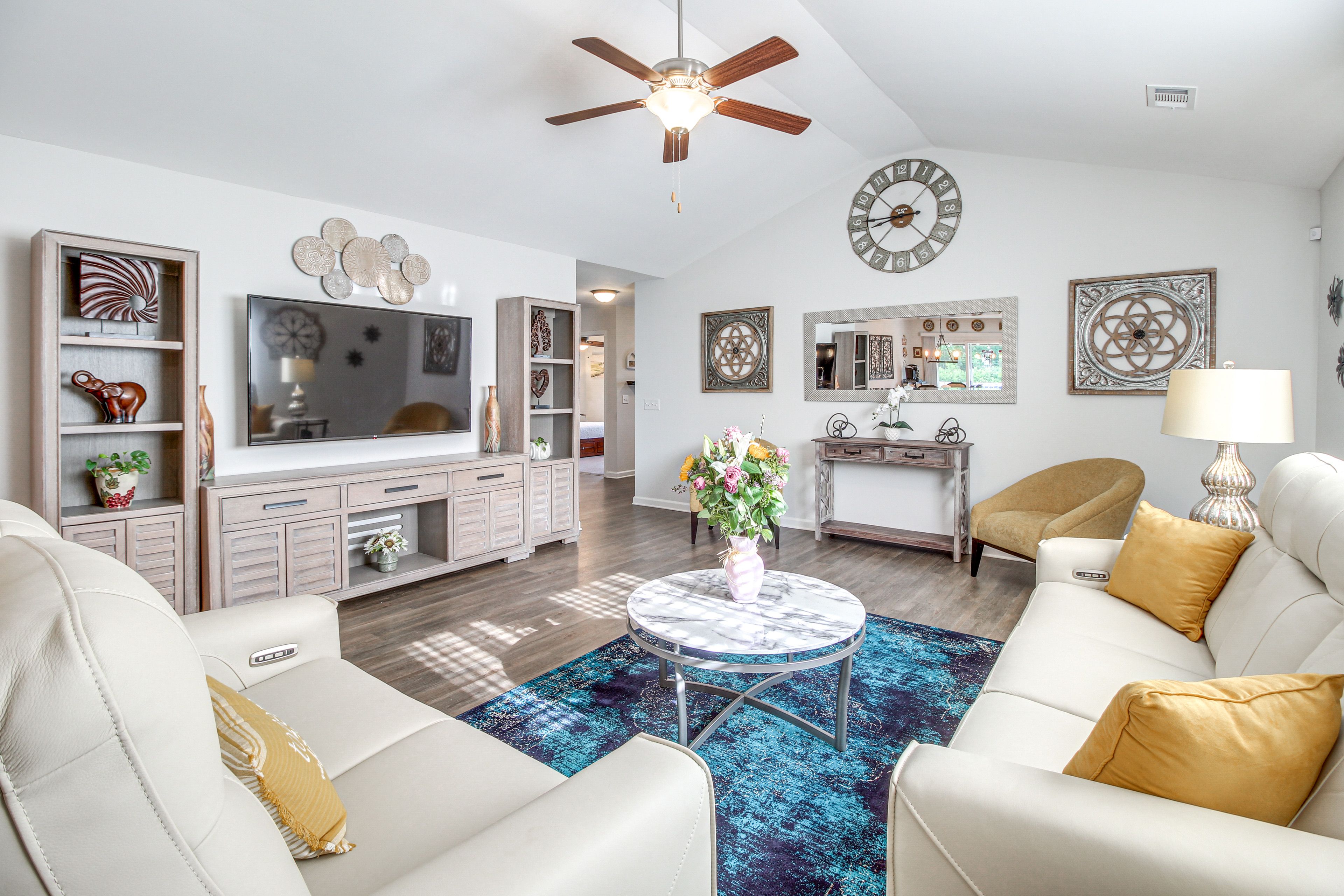Living Room | Free WiFi | Central A/C & Heating | Smart TV