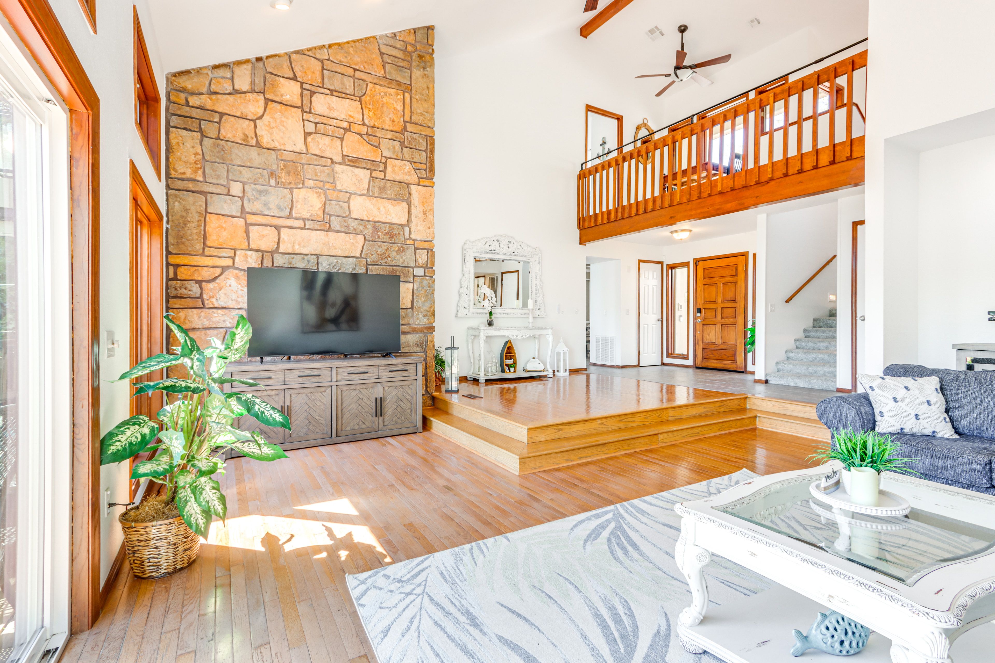 Living Room | Free WiFi | Smart TV | 1st Floor