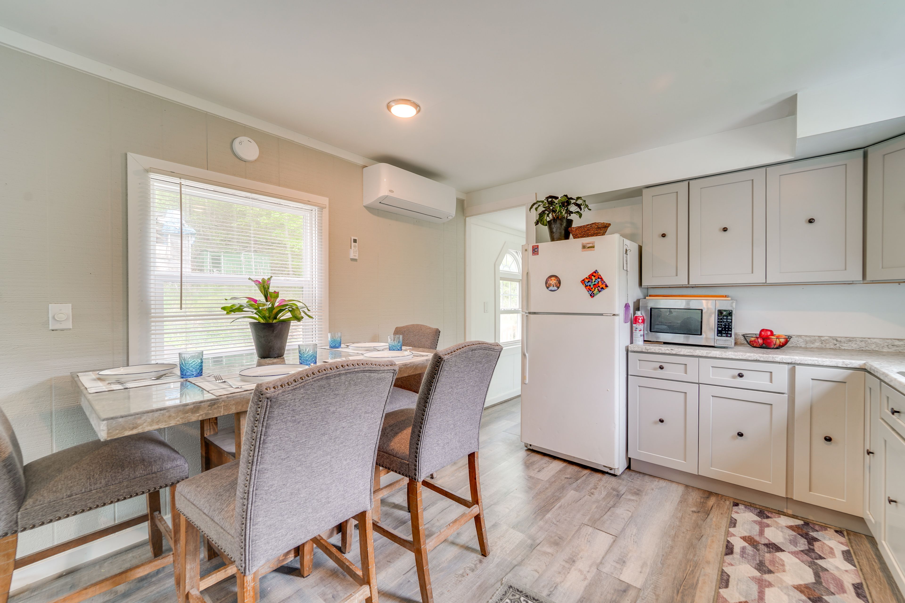 Dining Area | Dishware & Flatware Provided