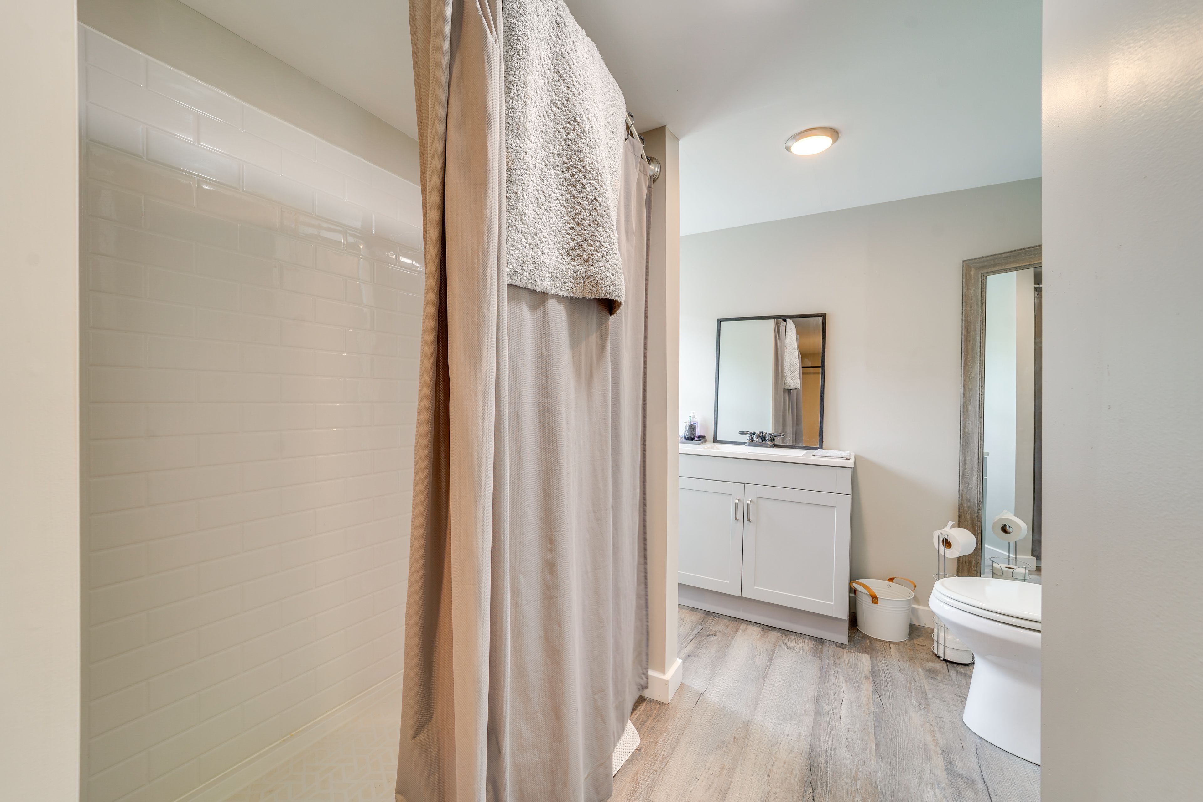 Full Bathroom | Towels Provided | Complimentary Toiletries