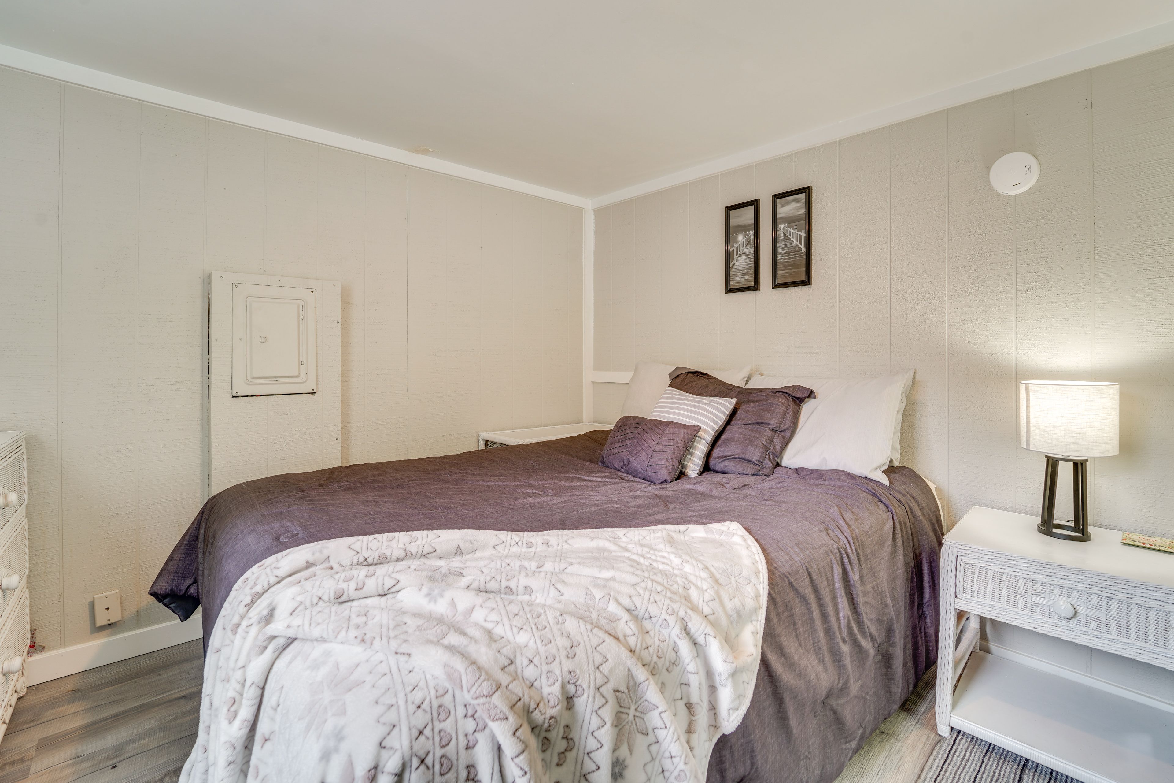 Bedroom | Queen Bed | Linens Provided