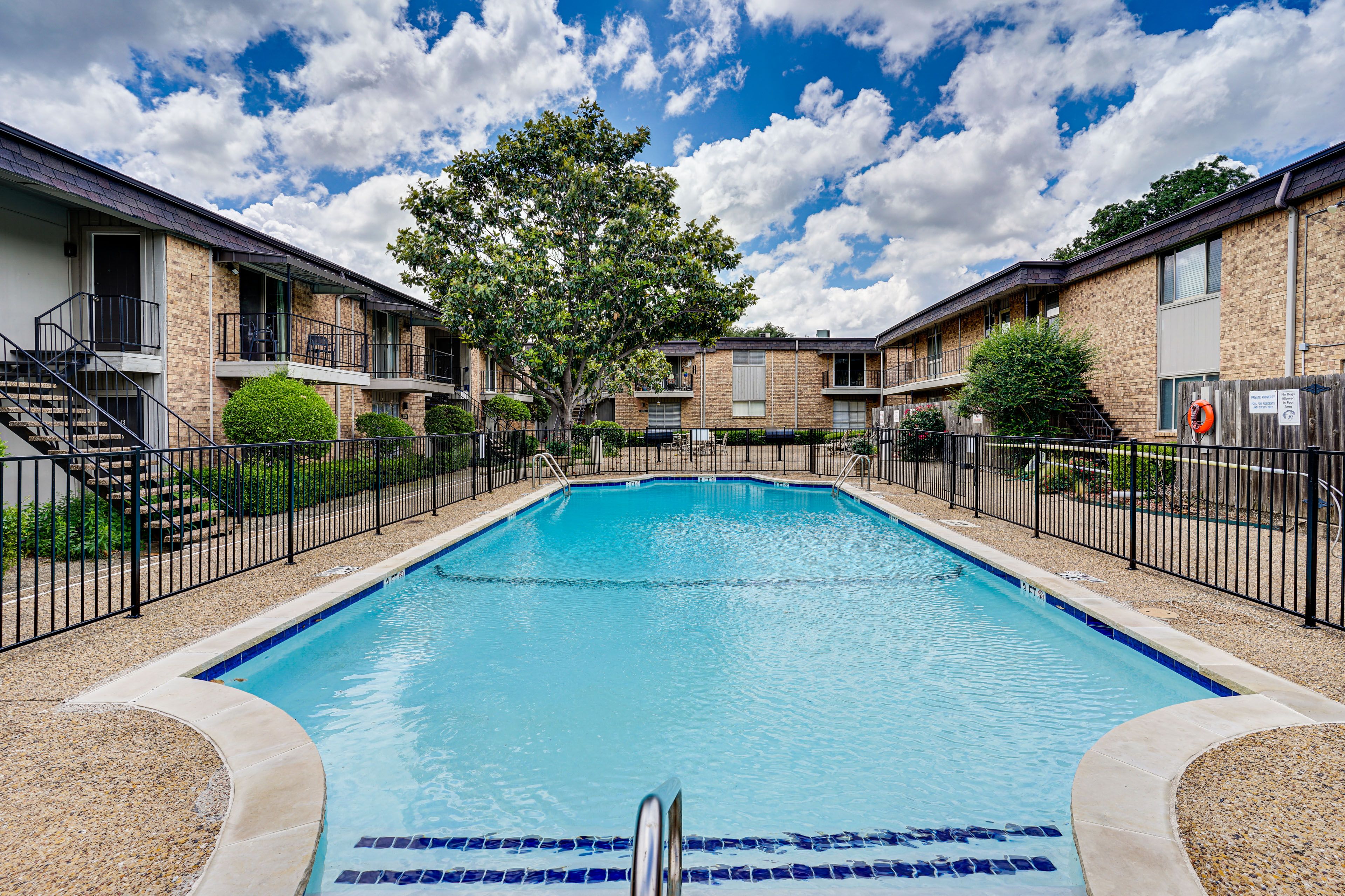 El Camino Condominiums | Community Amenities