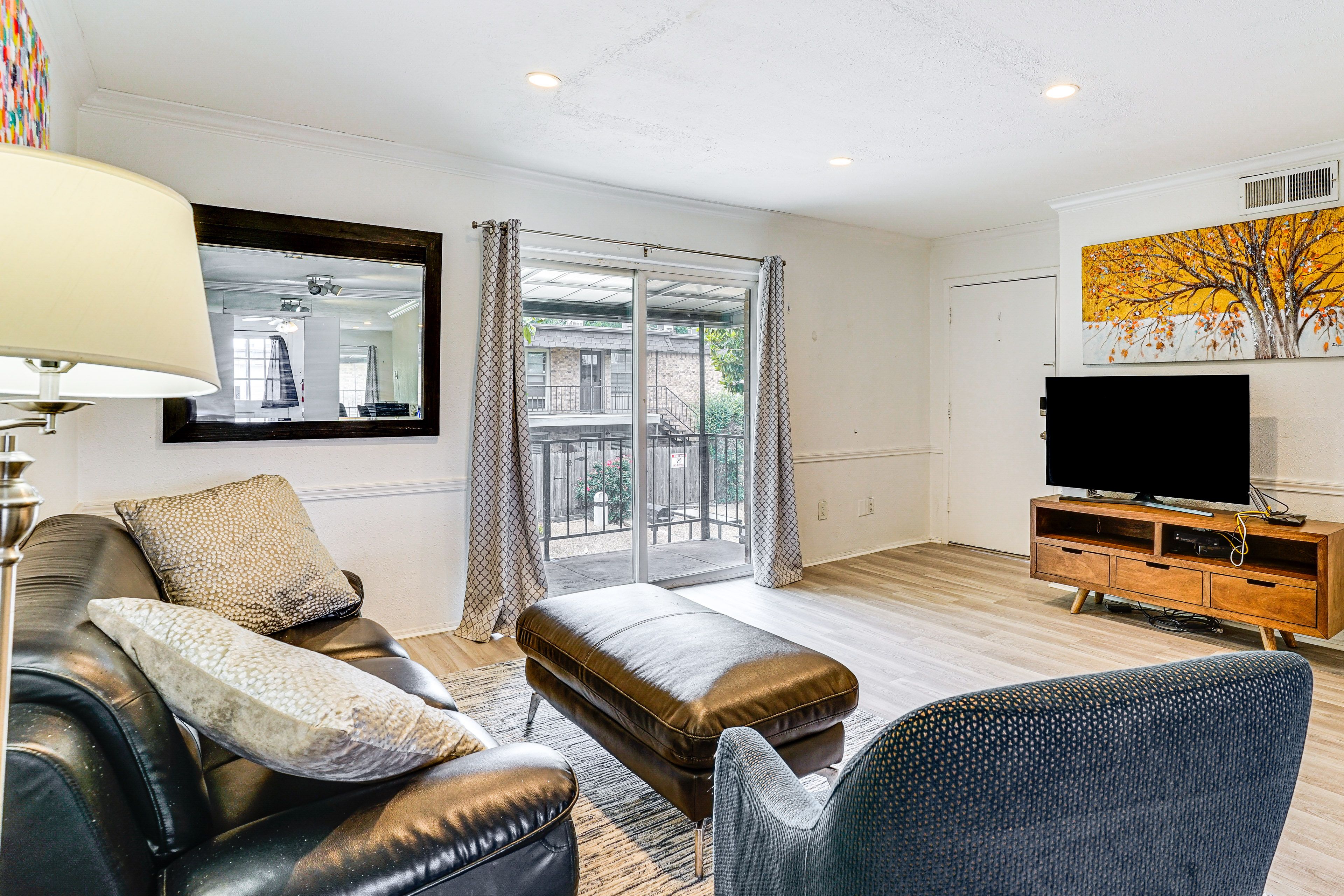 Living Room | Free WiFi | Central A/C & Heat | Smart TV