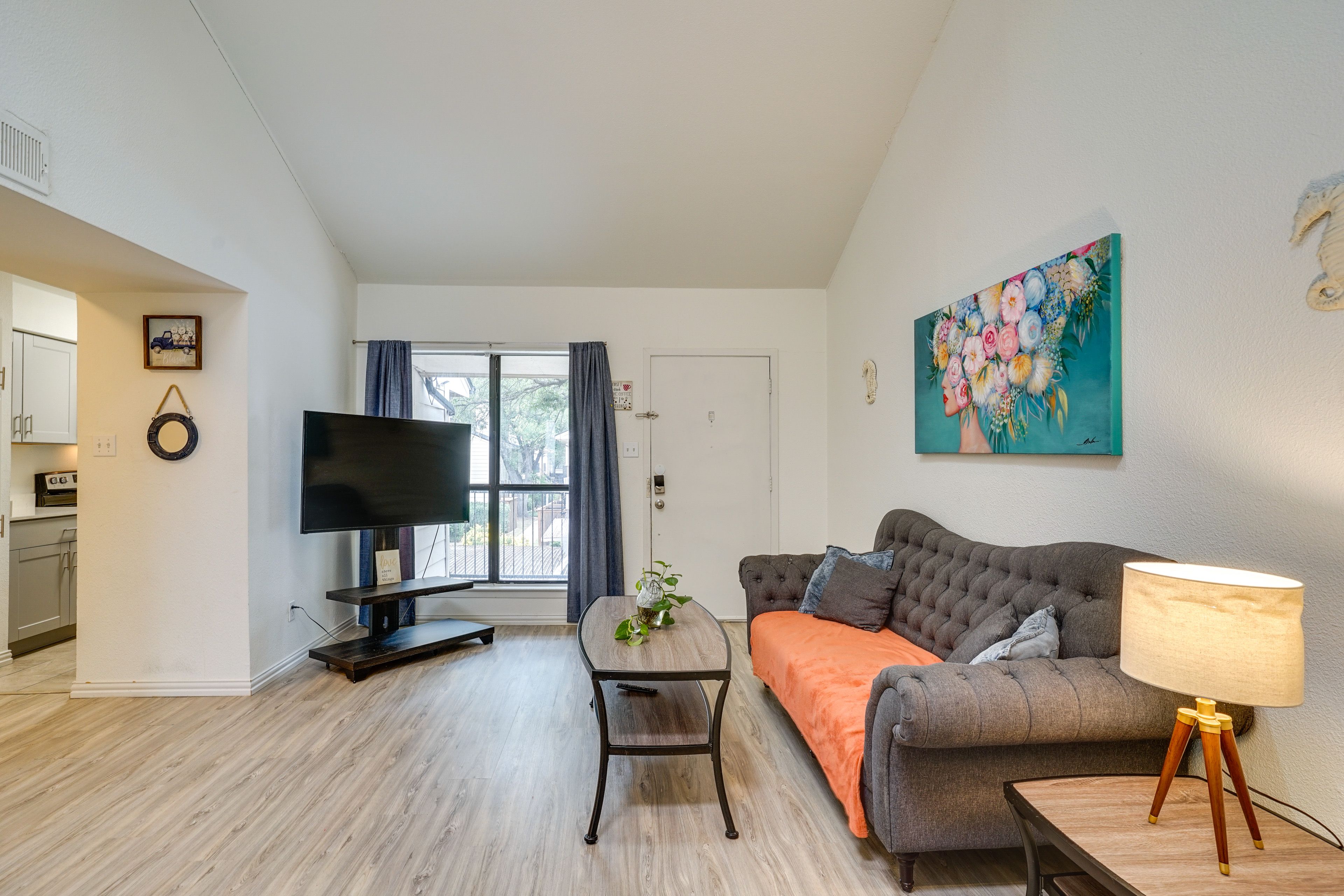Living Room | Free WiFi | Smart TV