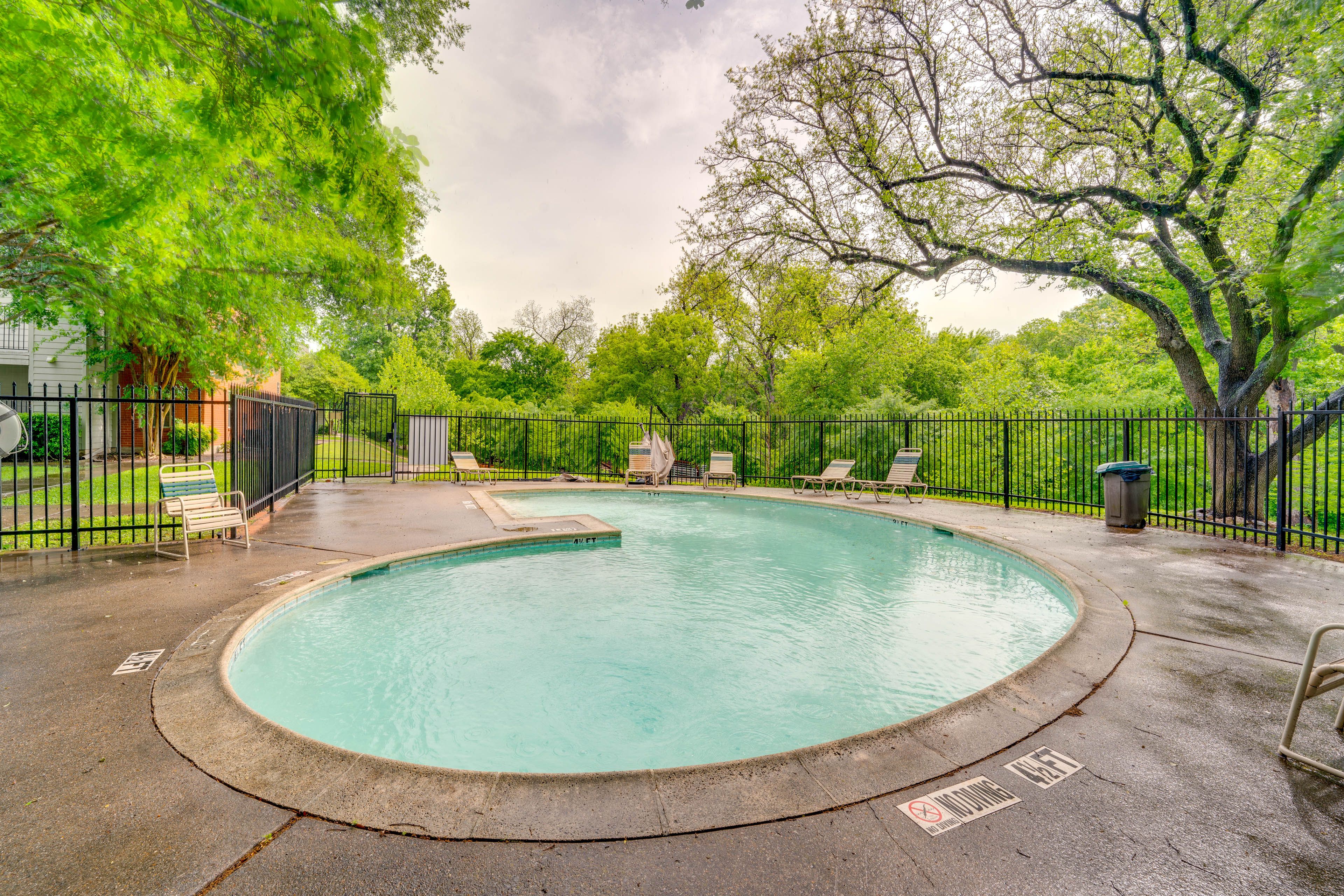Dallas Vacation Rental | 1BR | 1BA | 1 Step Required | 800 Sq Ft