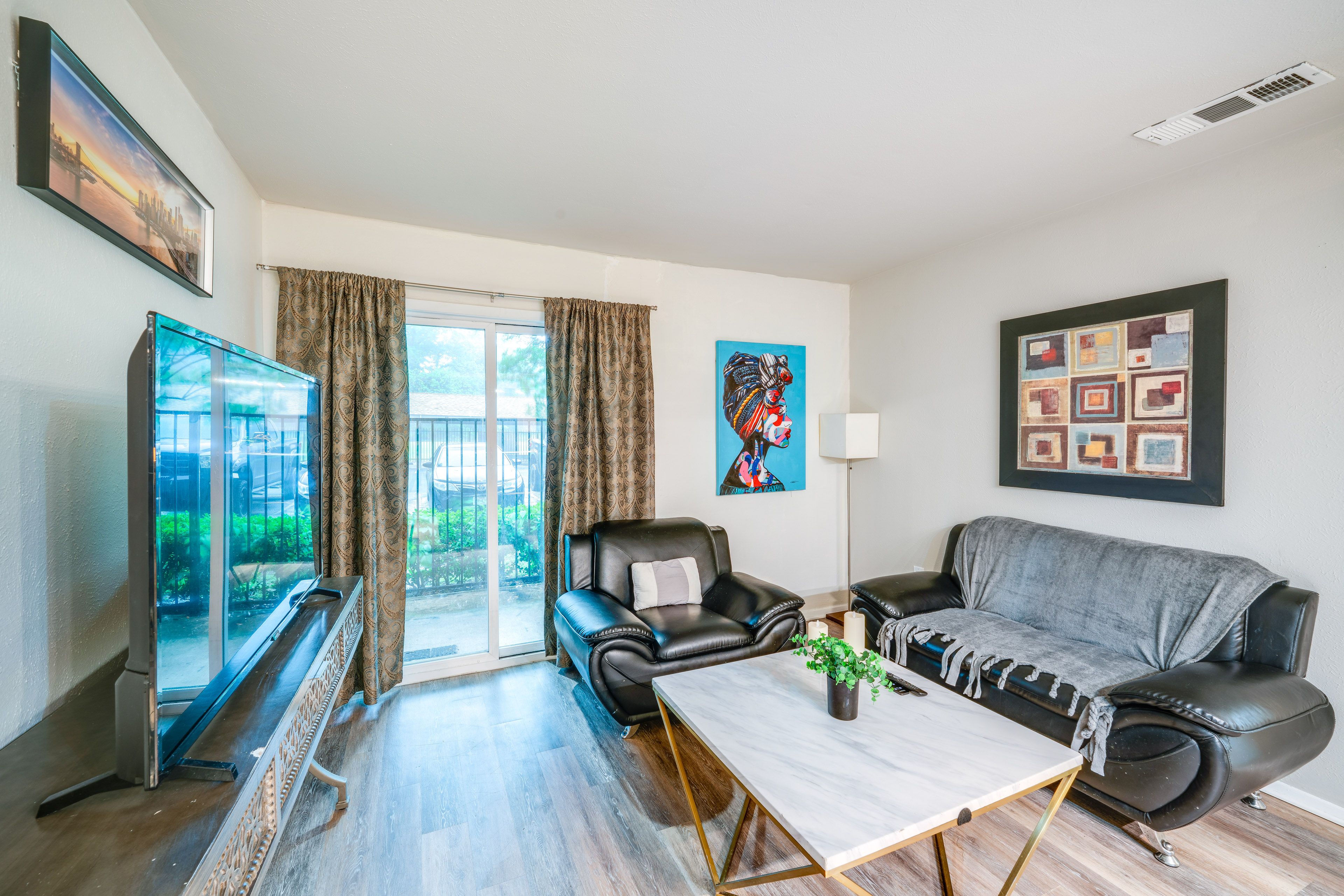 Living Room | Smart TV | Free WiFi