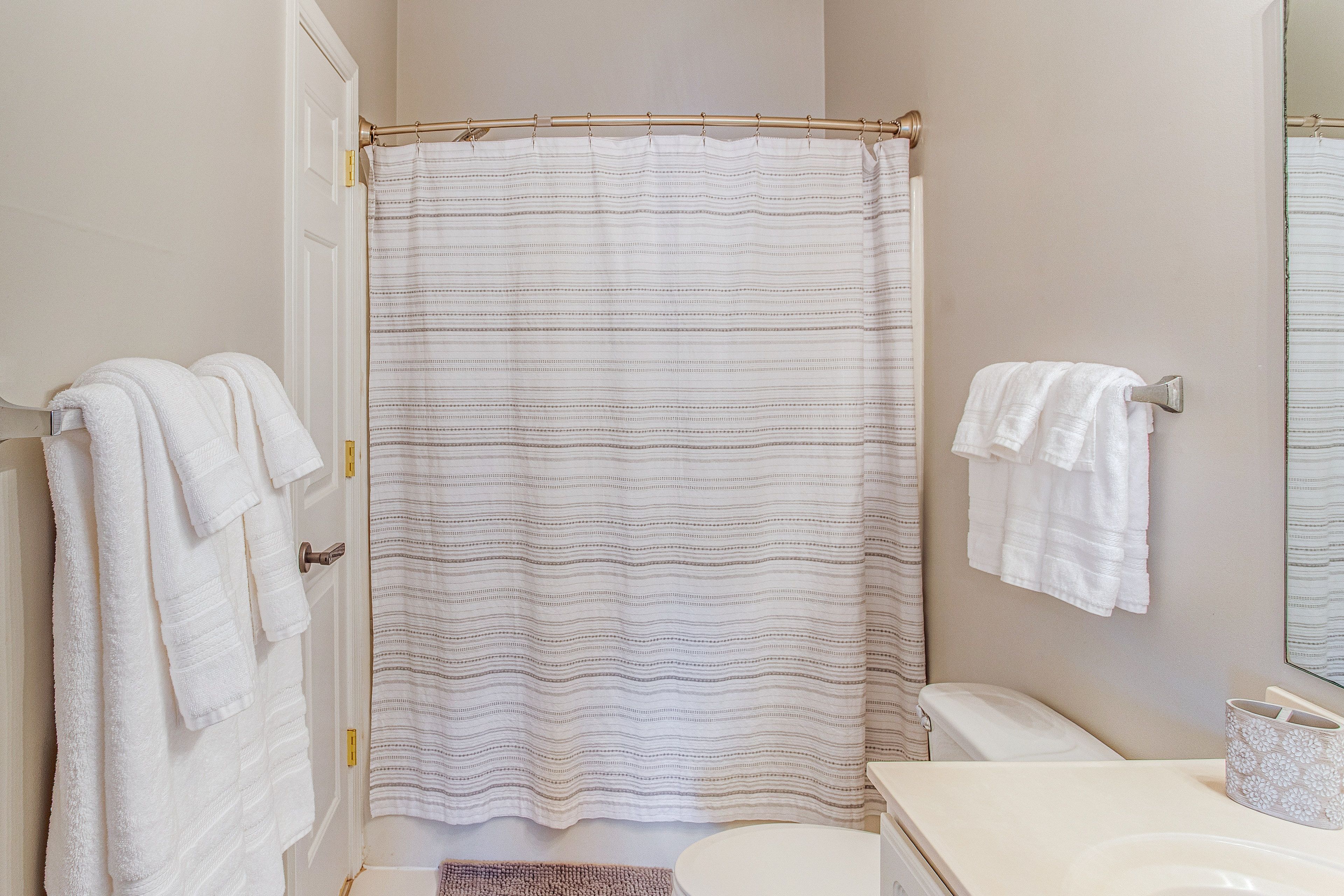 Full Bathroom | Towels Provided