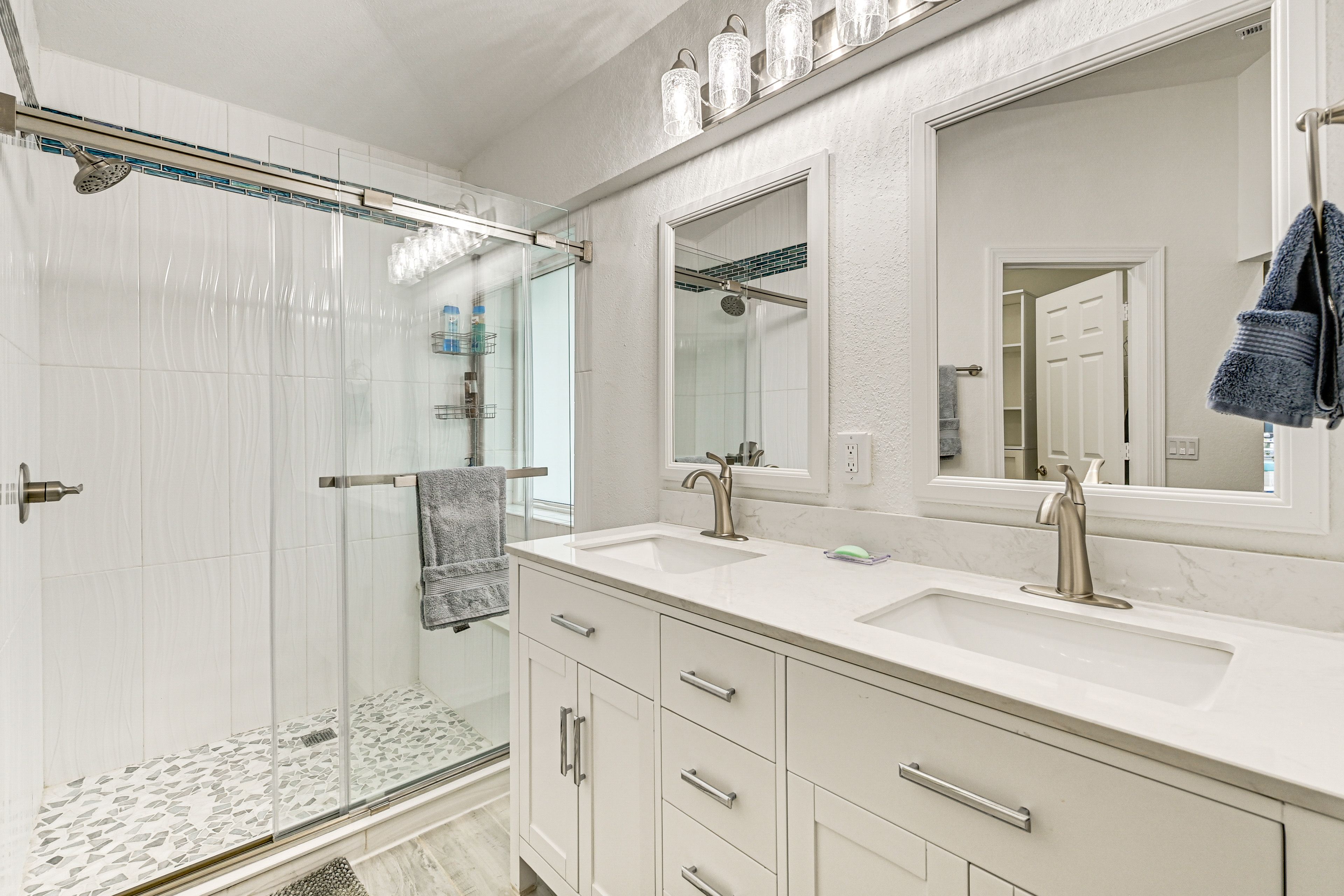 Full Bathroom | Towels Provided