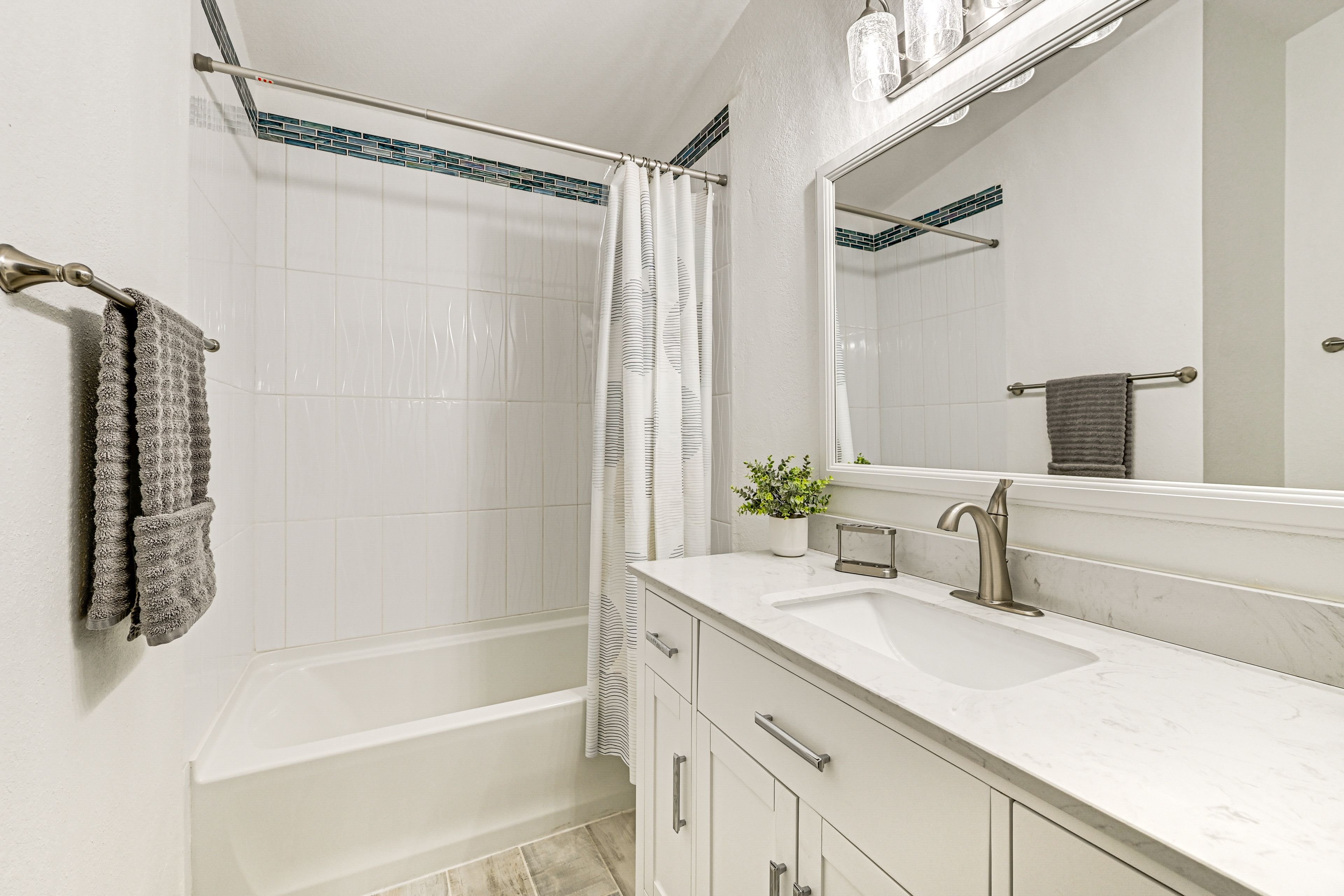 Full Bathroom | Shower/Tub Combo