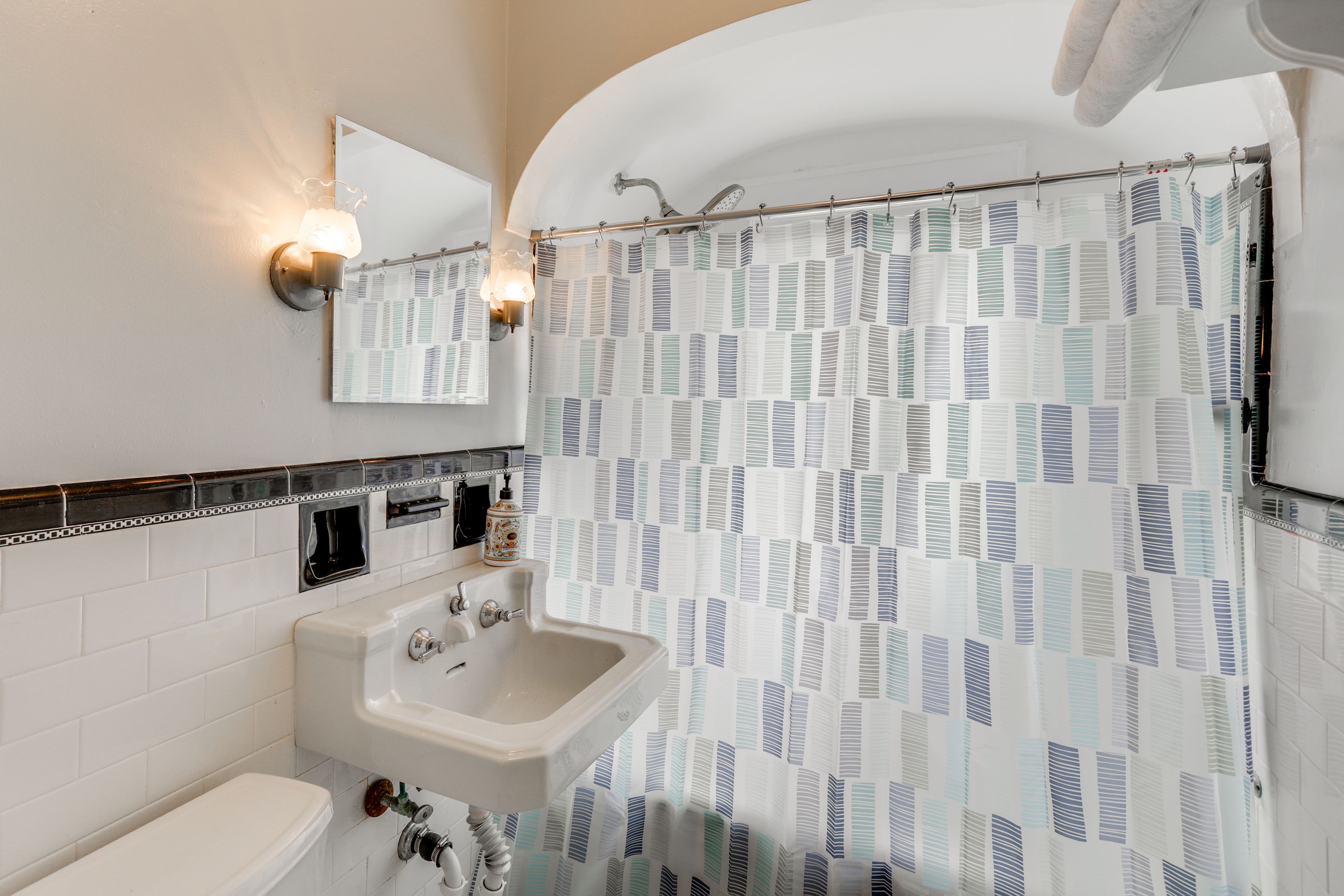 Full Bathroom | Towels Provided