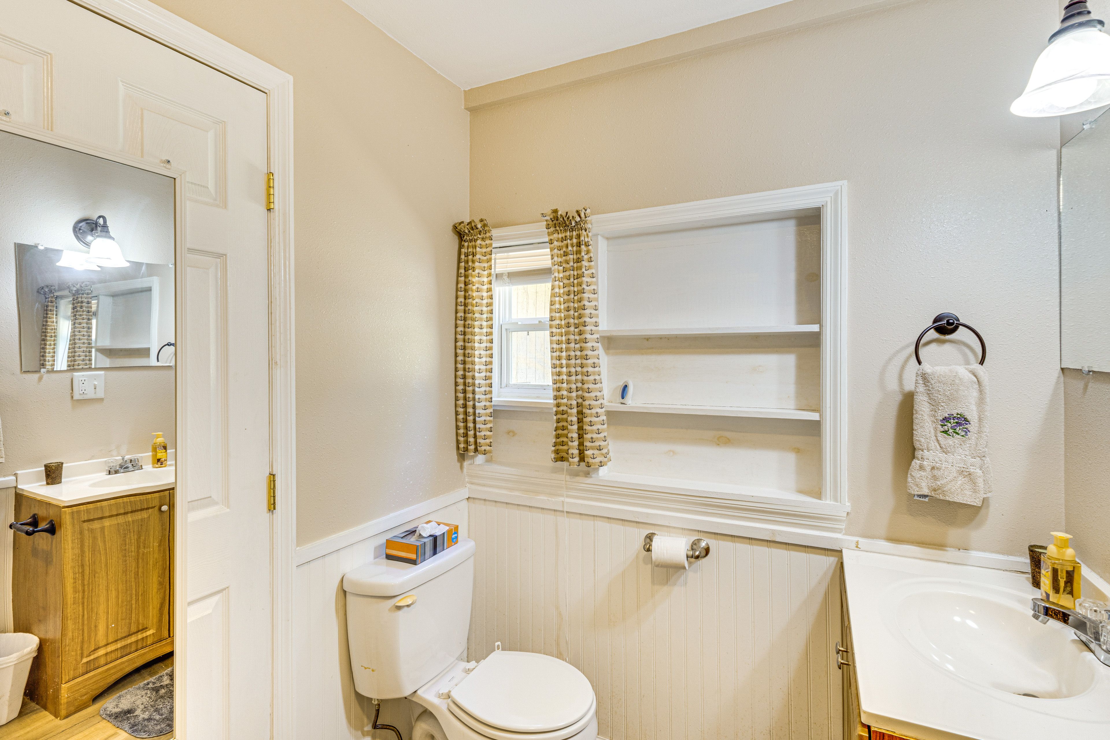 Bathroom | Towels Provided | Complimentary Toiletries | Hair Dryer
