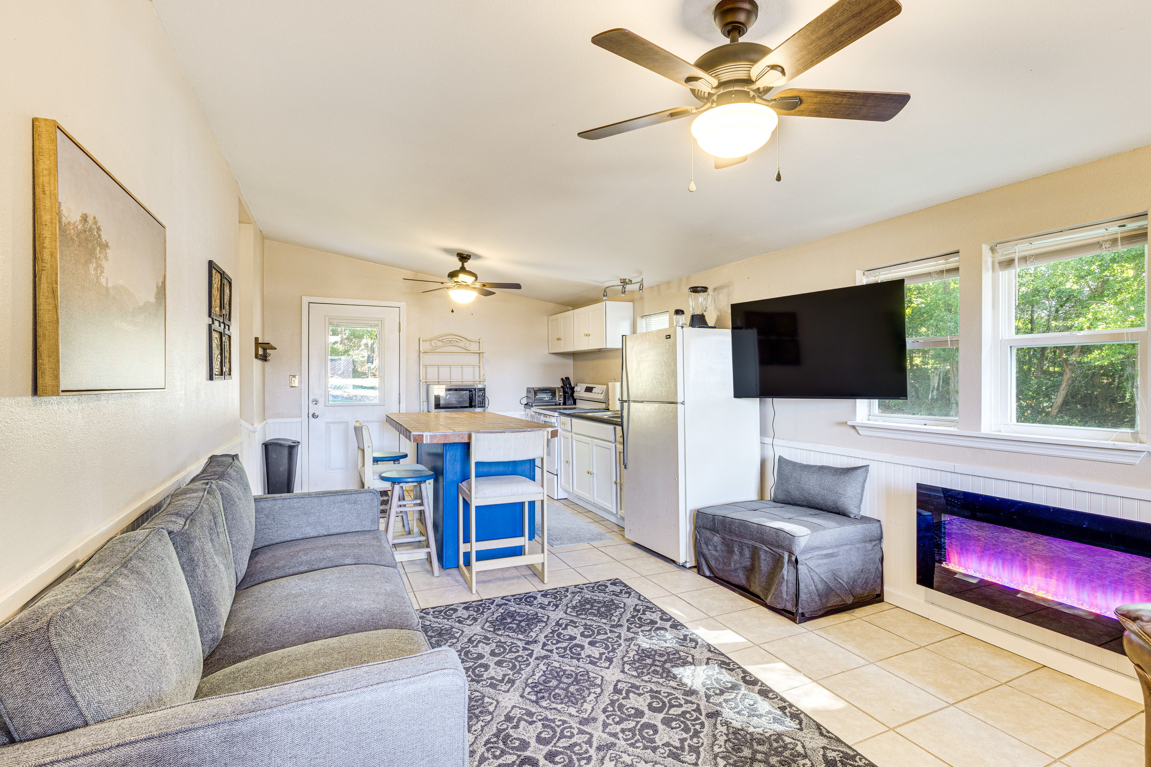 Living Room | Twin Sleeper Ottoman | Electric Fireplace | Smart TV | Free WiFi