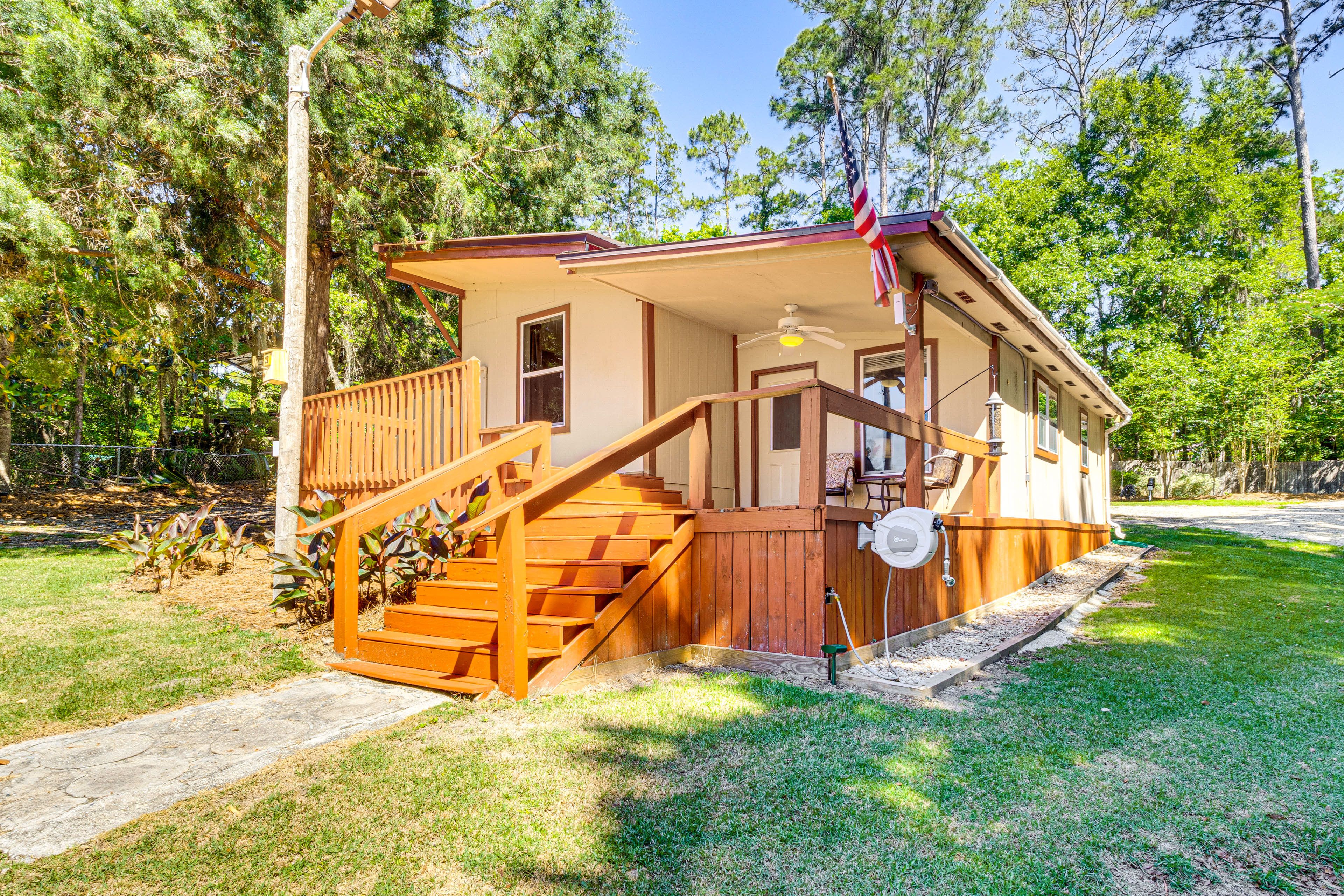 Single-Story Cabin | Covered Deck | Shared Dock On-Site | 0.8 Mi to Marina