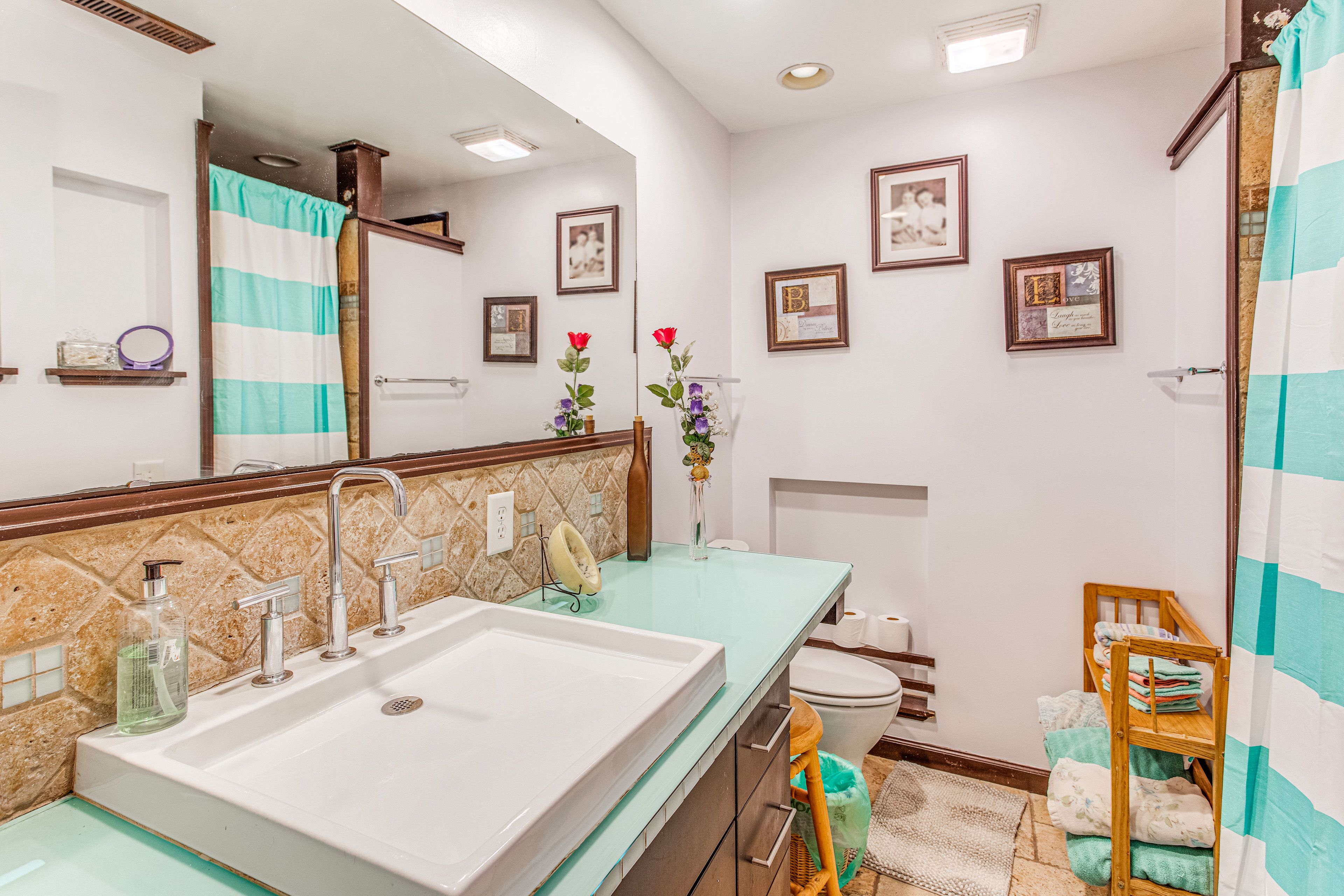 Full Bathroom | Towels Provided