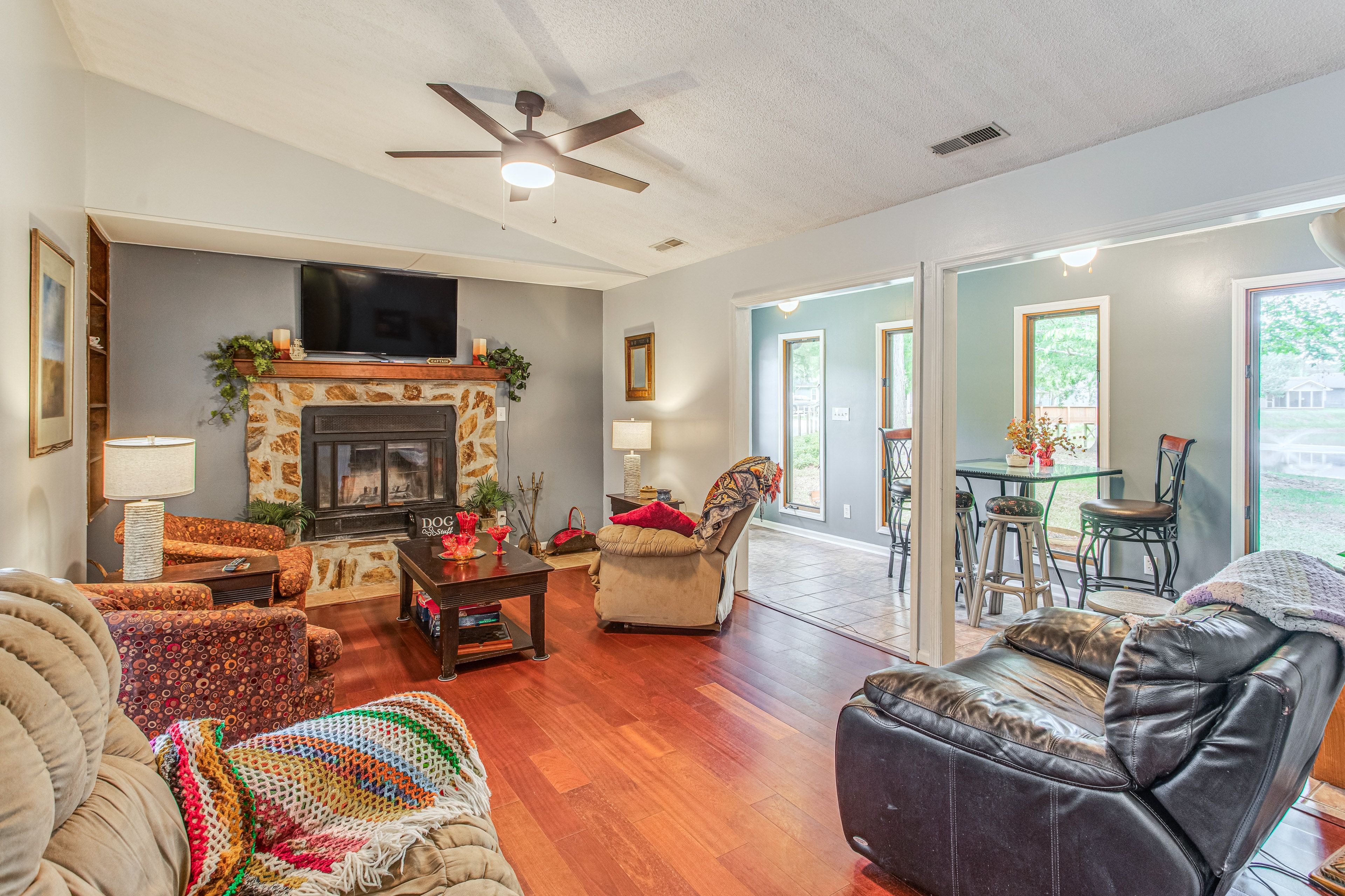 Living Room | Smart TV | Fireplace | Central Heating & A/C | Free WiFi